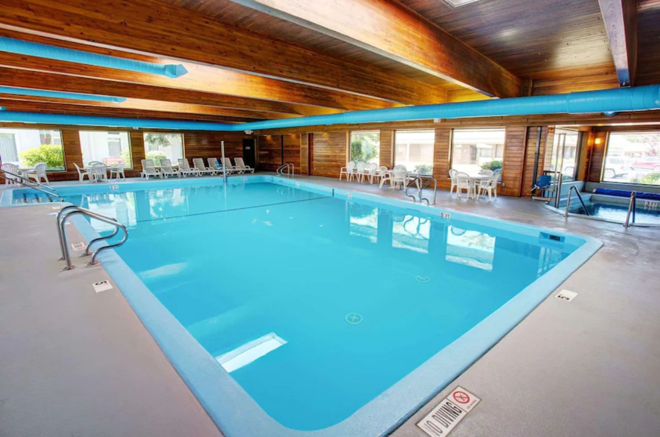 Country Inn & Suites – Traverse City