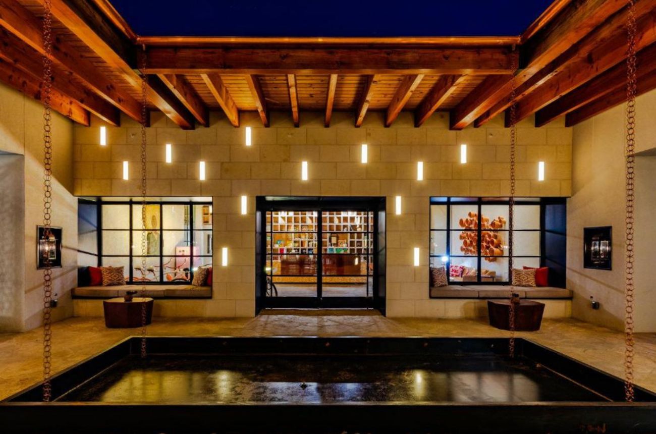 Texican Court, Valencia Hotel