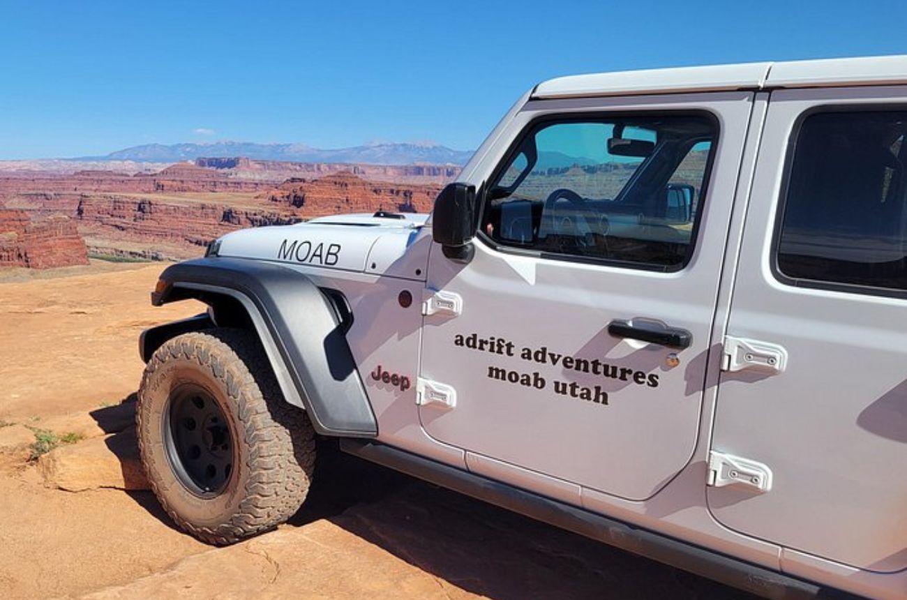 Embark on a 4-hour guided 4x4 adventure through Canyonlands National Park's Island in the Sky district, exploring rugged terrains, ancient rock art, and breathtaking canyon vistas.