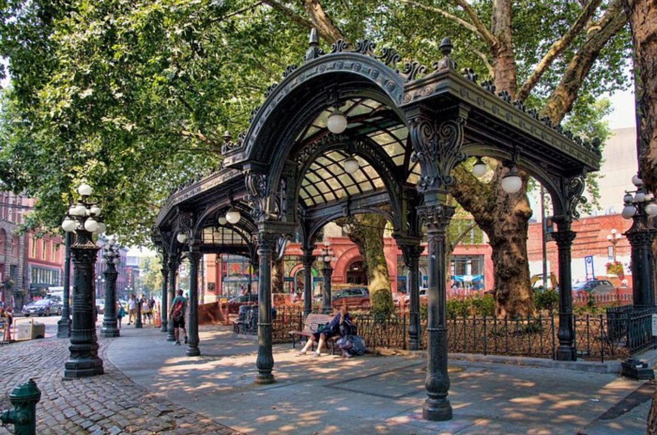 A 3‑hour small‑group bus tour highlighting Seattle’s must-see landmarks, from Pike Place Market and the Space Needle to the waterfront.