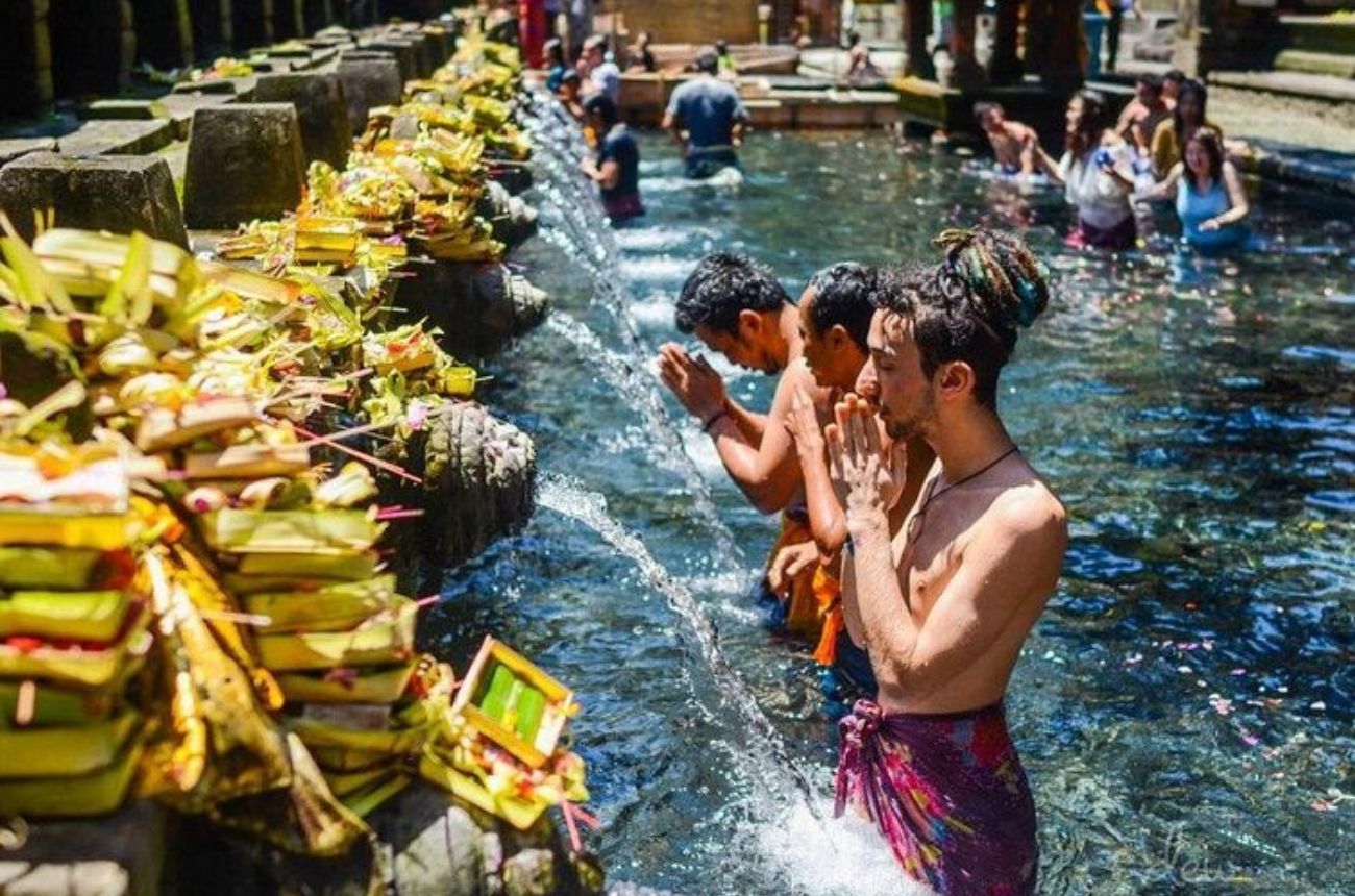 A full-day private tour from Ubud exploring iconic attractions including Tegenungan Waterfall, Tegalalang rice terraces, Monkey Forest, and the sacred Tirta Empul springs—complete with a jungle swing and lunch.