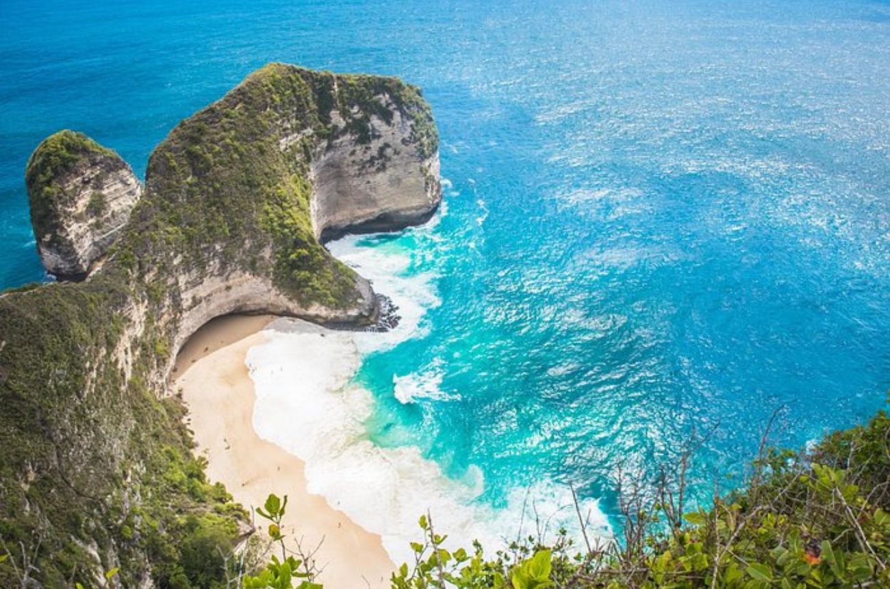 Discover Nusa Penida in a full-day private tour combining fast-boat travel, dramatic coastal scenery, snorkeling, and iconic photo opportunities.