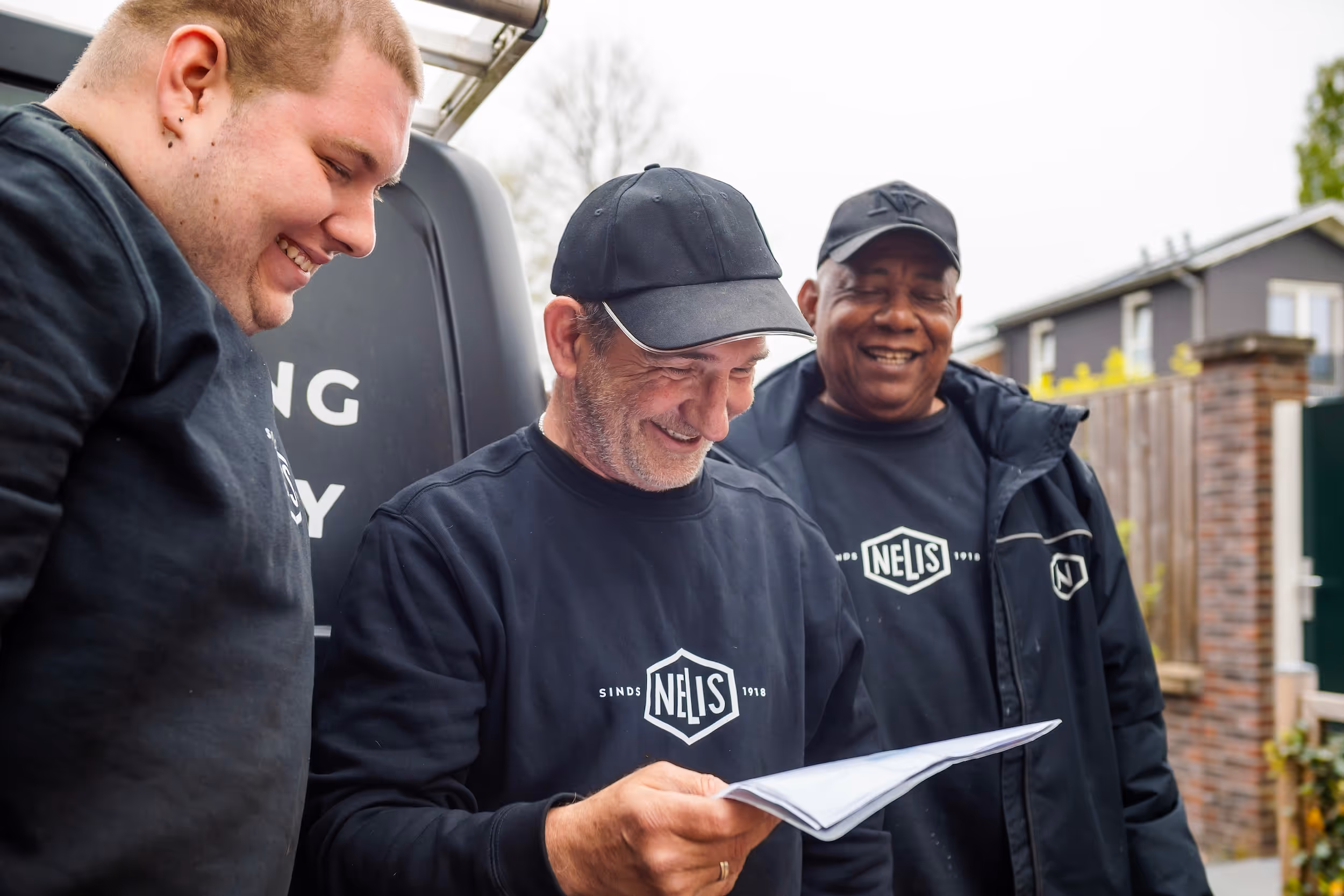 Een medewerker van Nelis Company, een bedrijf dat social return invult met facilitaire diensten op maat, leest een document.