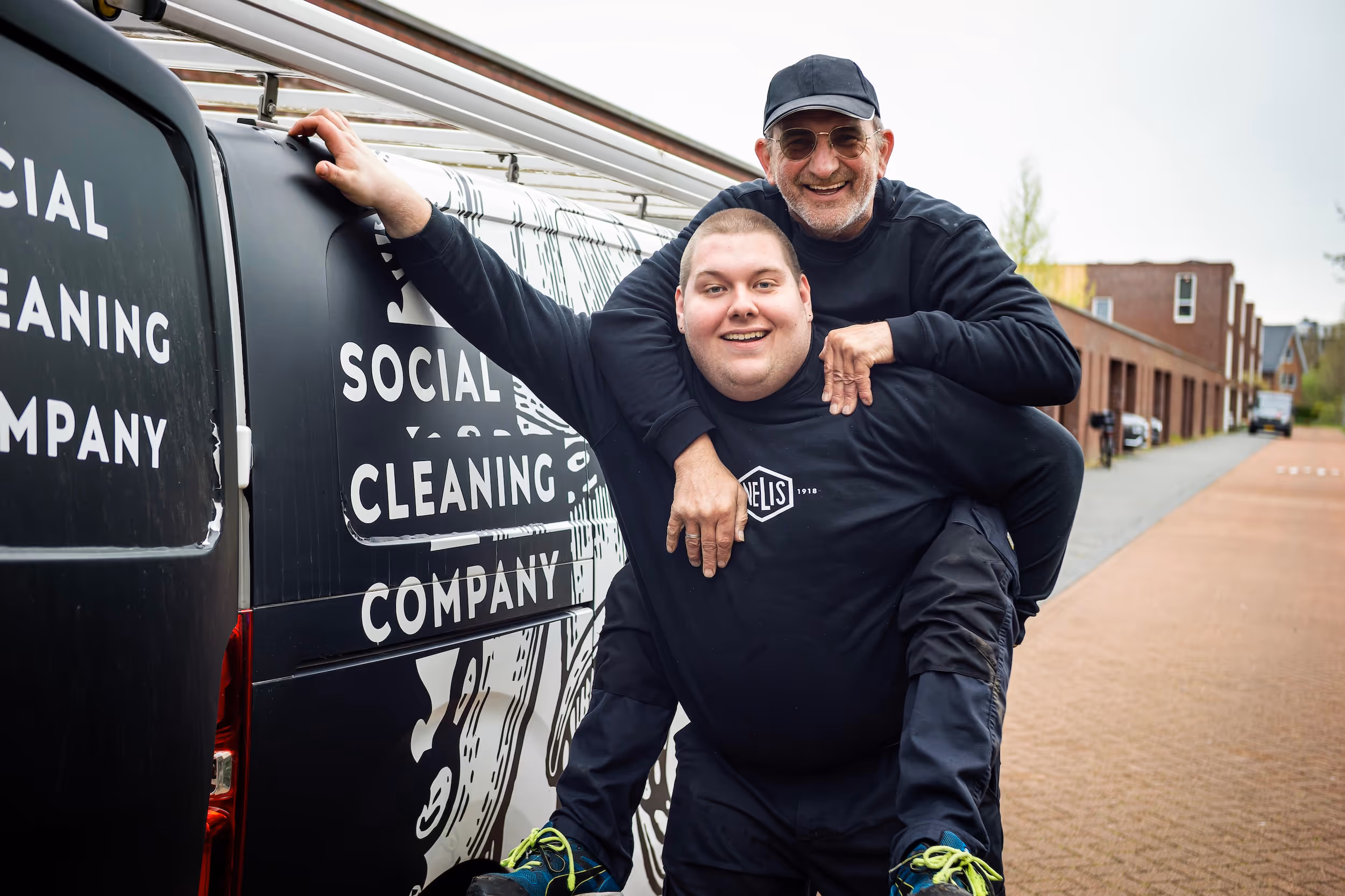 Twee medewerkes bij een bedrijfsbus van Nelis Company, een bedrijf dat social return invult met facilitaire diensten op maat.