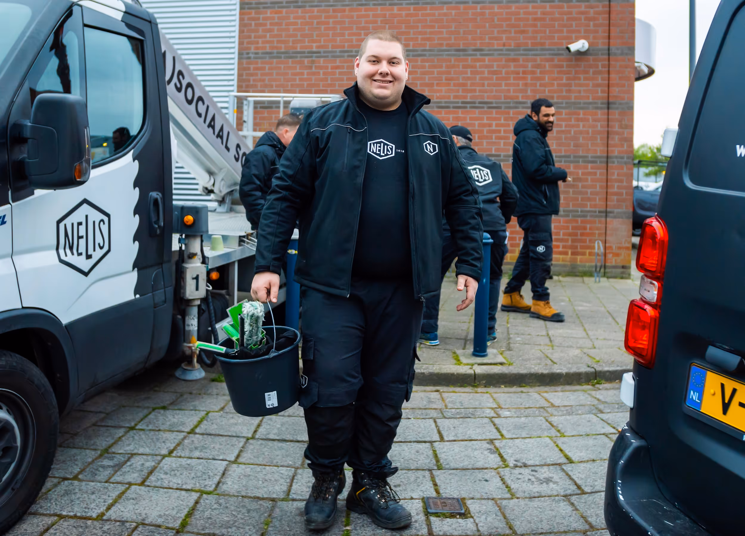 Een medewerker van Nelis Company, een bedrijf dat social return invult met facilitaire diensten op maat.