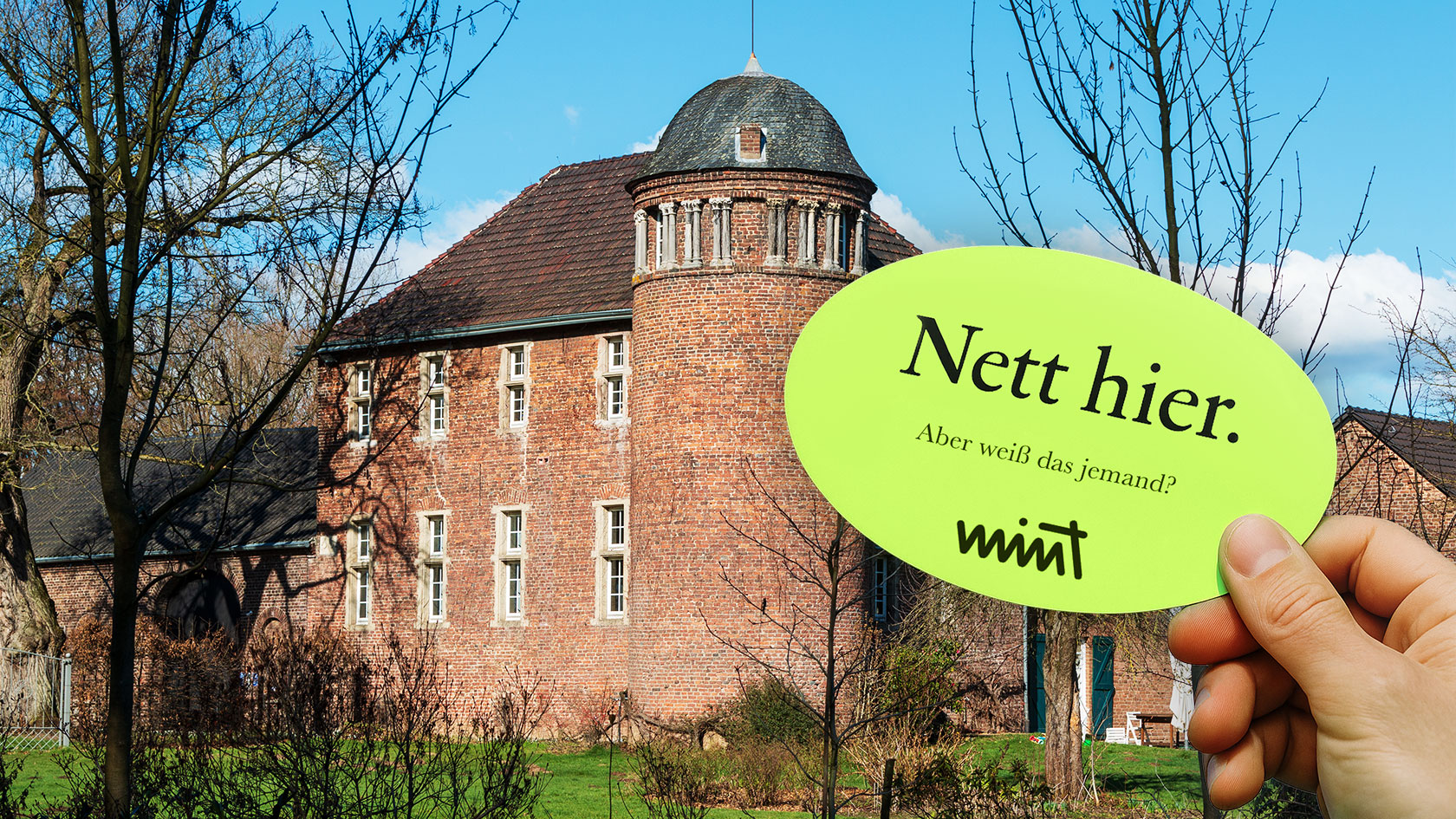 Bild des Herrenhaus Gripswald in Meerbusch, davor eine Hand die einen Sticker hält auf dem steht "Nett hier. Aber weiß das jemand?" MINT