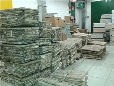 Fascicolo con documenti e contratti per la vendita