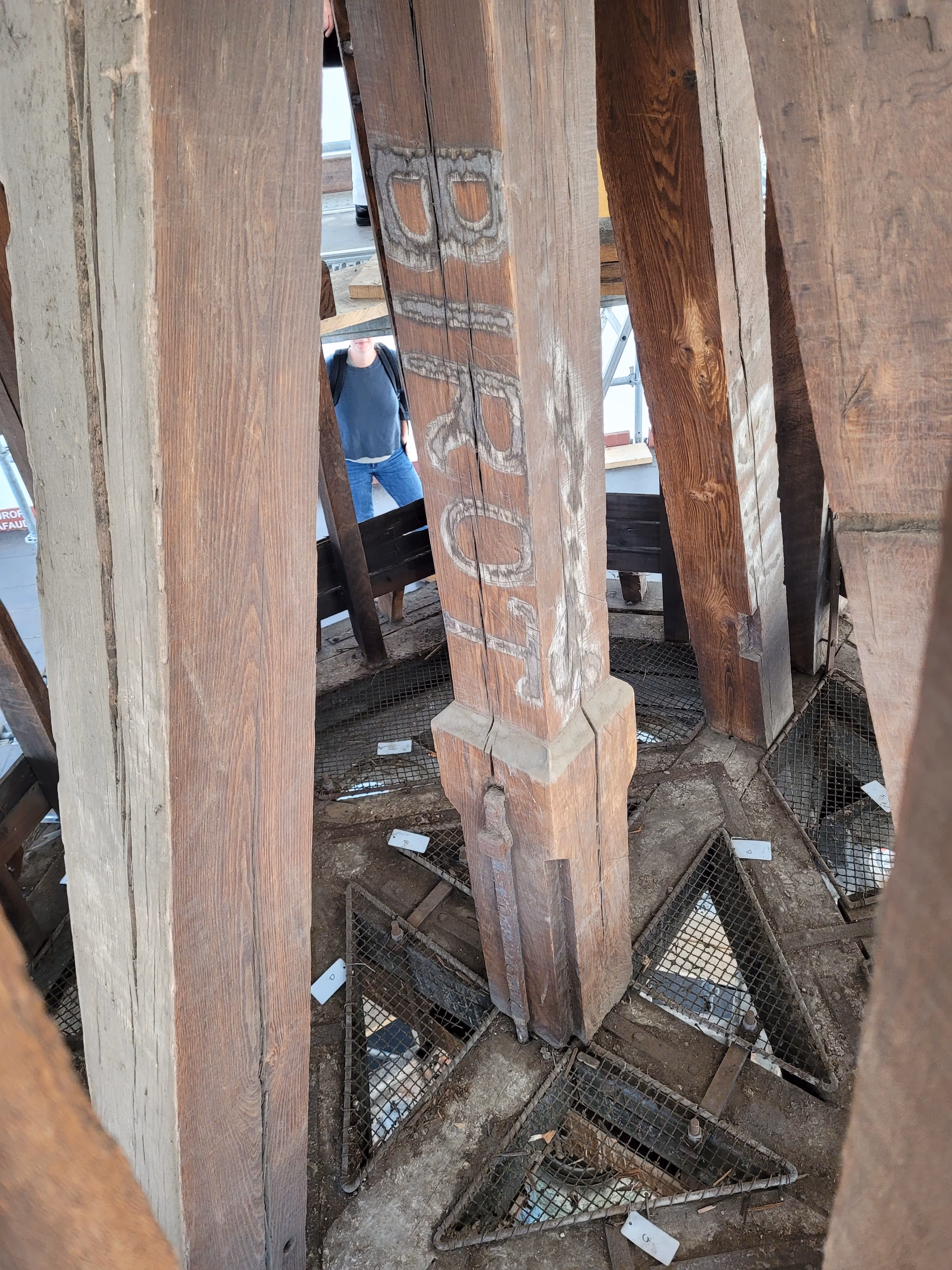 Tête en plomb martelé