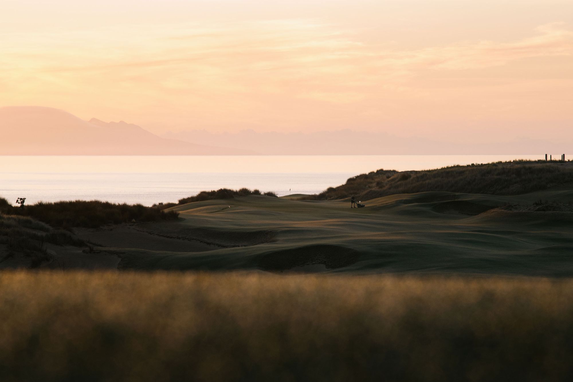 No. 8 playing towards the ocean at Te Arai North