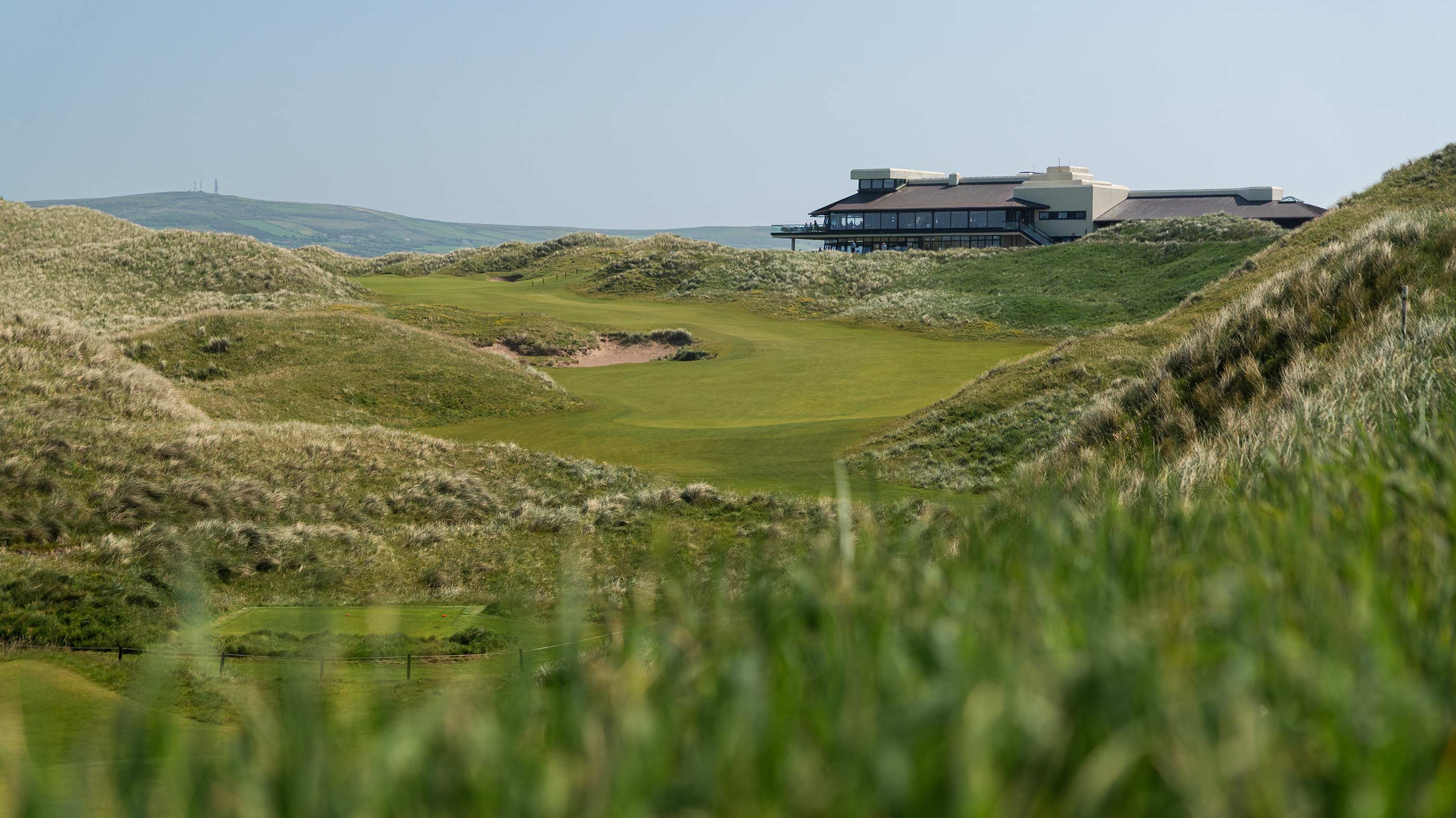 The clubhouse overlooking the 18th at Ballybunion Old (Fried Egg Golf)