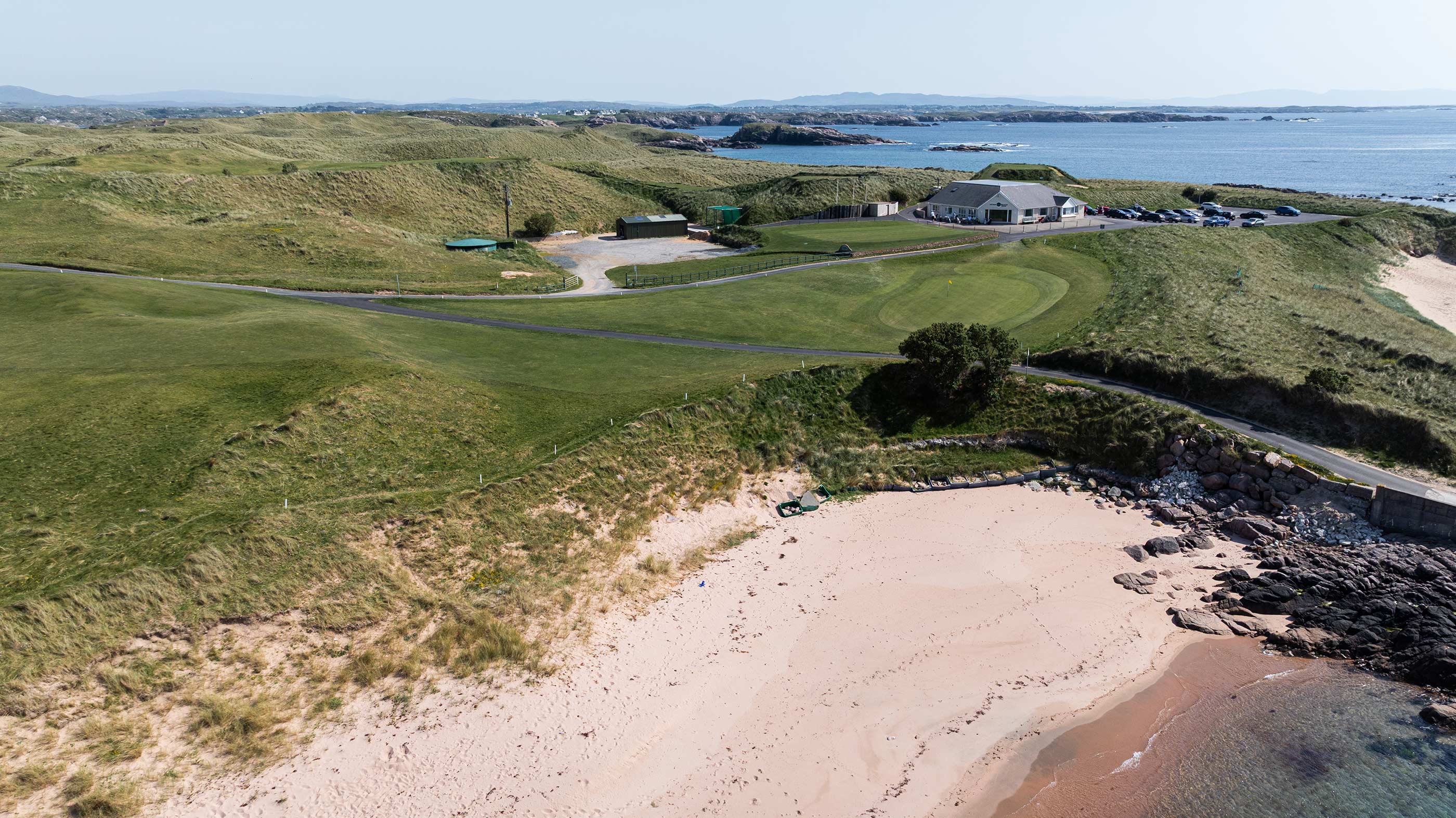The ninth green and clubhouse at Cruit Island (Fried Egg Golf)
