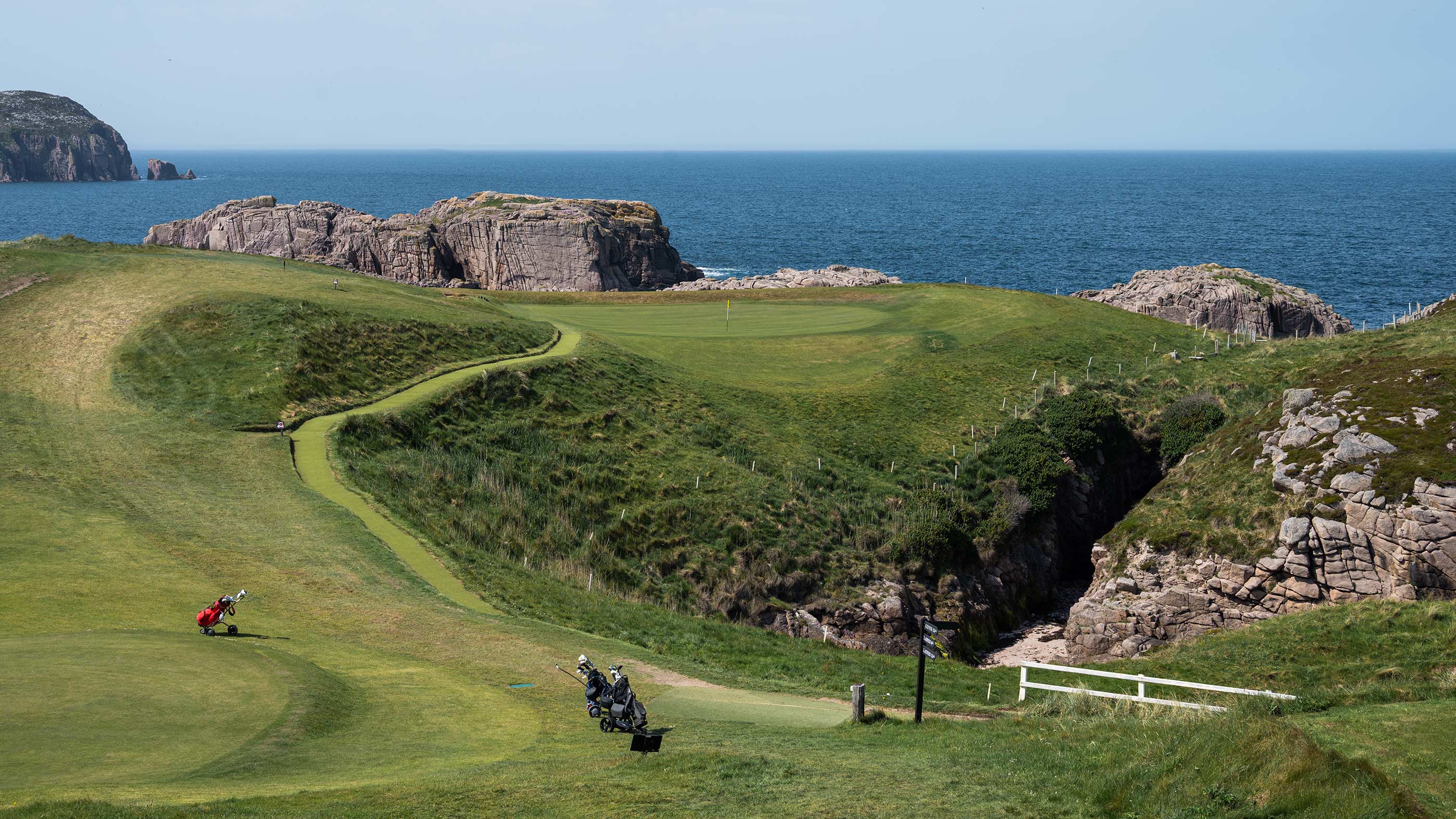 Zoomed-in view of the sixth green at Cruit Island (Fried Egg Golf)