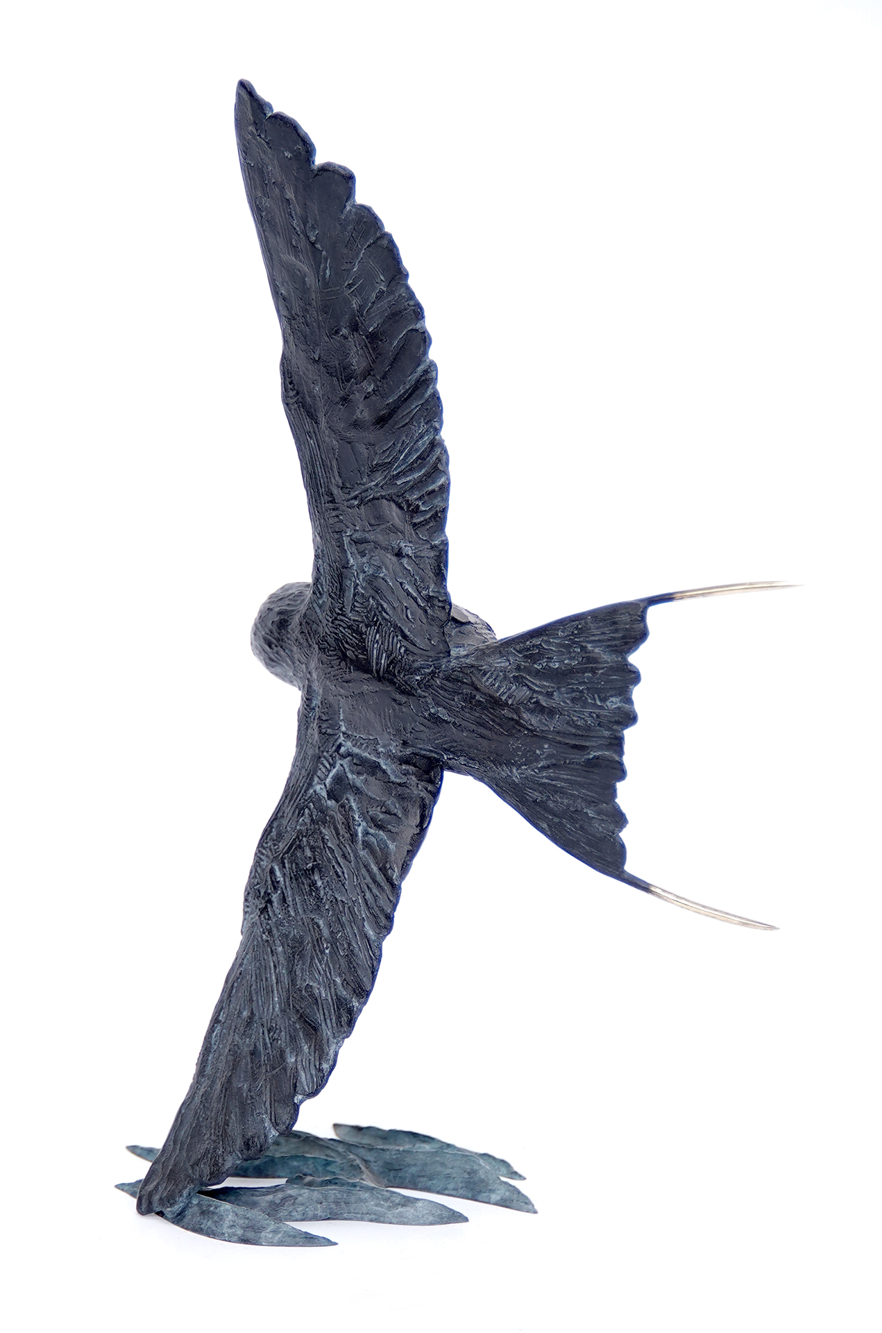 Sculpture en bronze intitulée Voltige par Pierre-Jean Chabert, représentant une hirondelle en plein vol, capturant la grâce et la légèreté du mouvement. Avec des détails fins et une texture complexe, cette œuvre reflète la liberté et l'agilité de l'oiseau. Bronze sculpture titled Voltige by Pierre-Jean Chabert, depicting a swallow in full flight, capturing the grace and lightness of motion. With fine details and intricate texture, this artwork reflects the bird's freedom and agility.