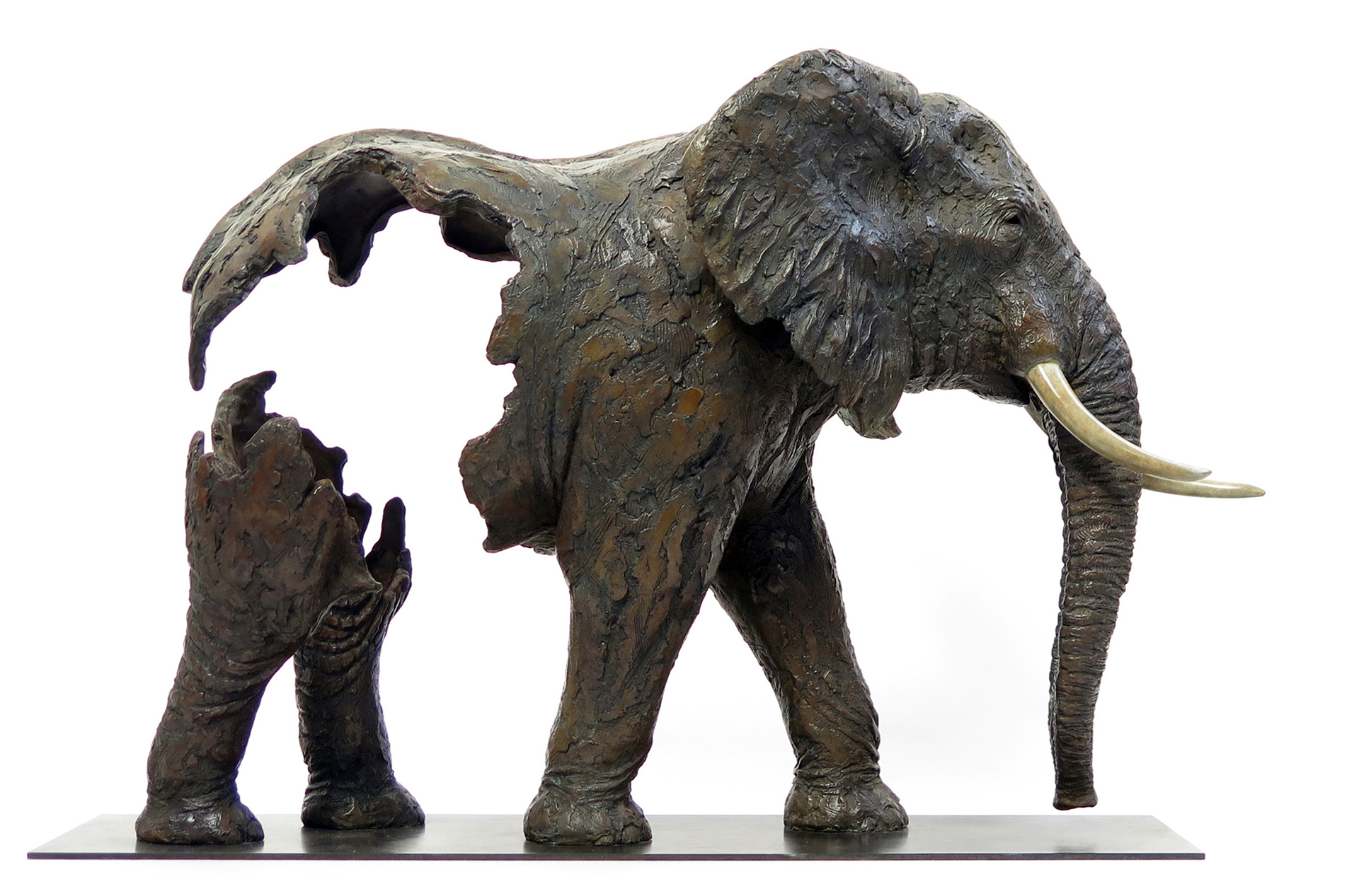 Sculpture en bronze d'un éléphant par Pierre-Jean Chabert — Une œuvre d'art animalier saisissante symbolisant la fragilité et la disparition de cet animal majestueux. Corps partiellement déstructuré, textures expressives et patine uniques illustrant la maîtrise du sculpteur dans l'art de capturer l'essence et la mémoire de la faune sauvage. Une œuvre puissante d'un célèbre artiste animalier.