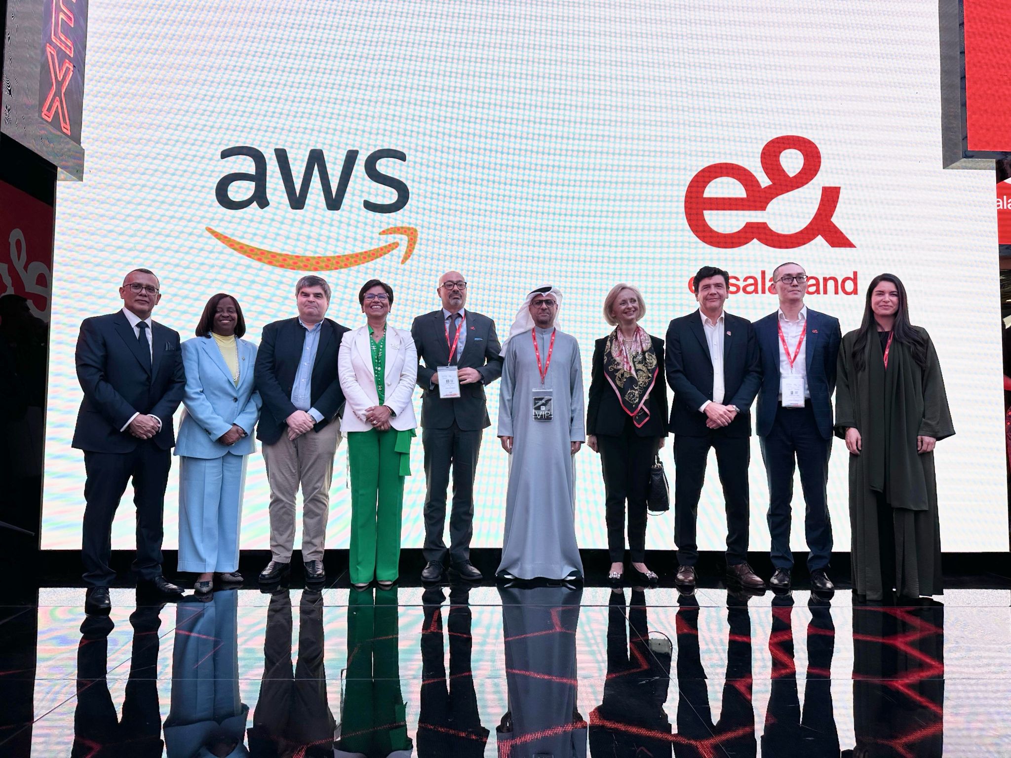 UAE and international officials at AWS and e& partnership signing ceremony for 1 billion dollar cloud agreement