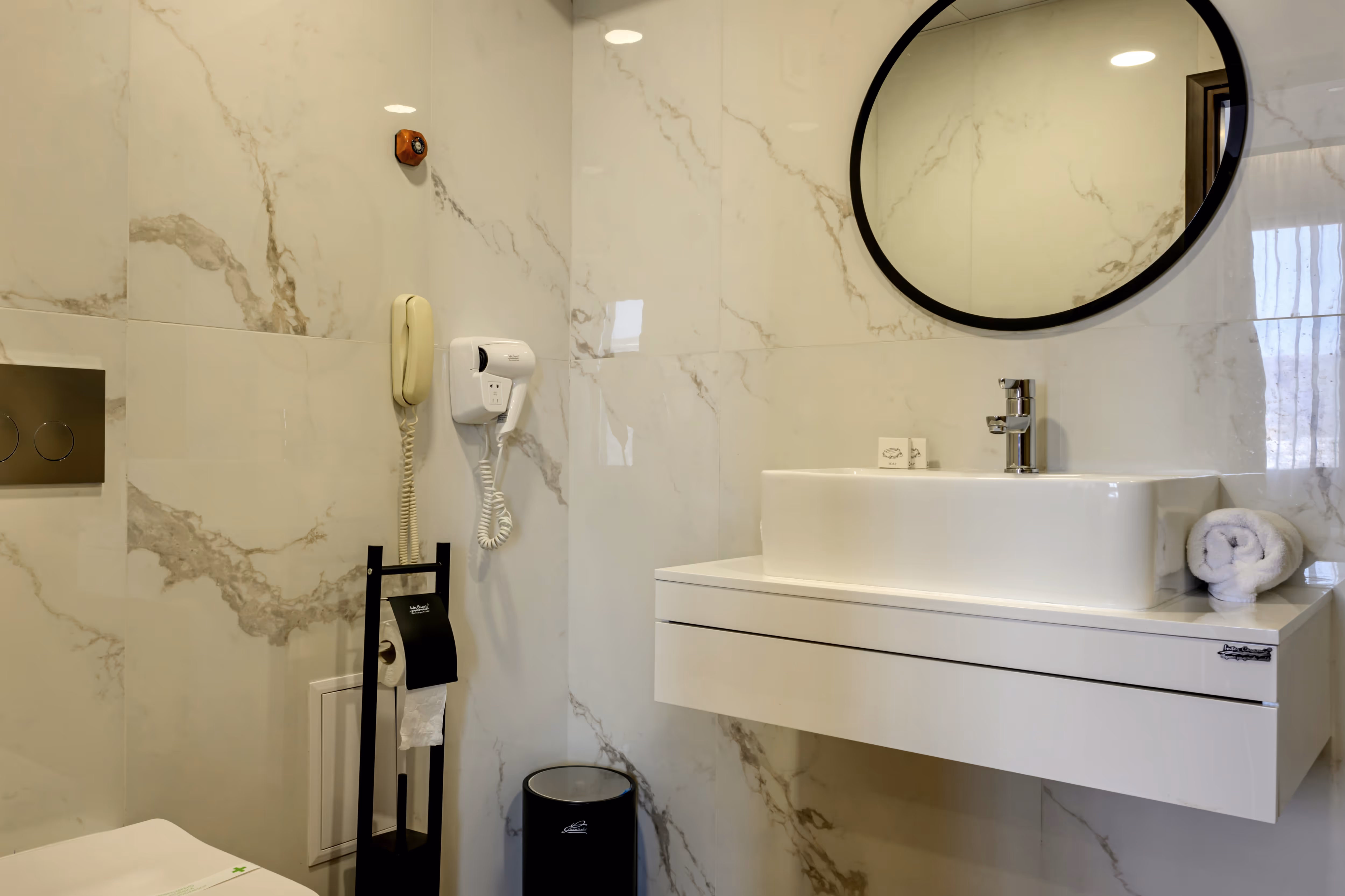 Баня в двойна стая – модерно оборудвана със снежнобяла мивка, голямо огледало и луксозни хотелски кърпи с бродирано лого, осигуряваща усещане за чистота и комфорт.