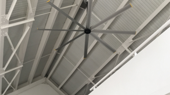 Ventilateur HVLS solaire installé dans un grand bâtiment