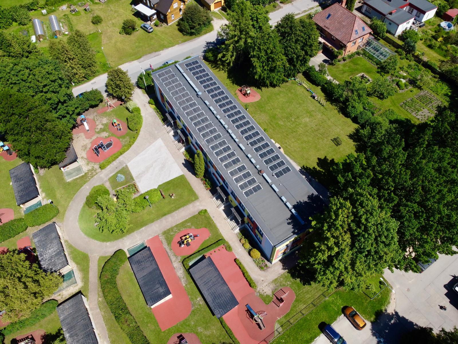Saules paneļu sistēma uz pirmsskolas izglītības iestādes jumta — BN Darbi realizēts 50 kW projekts