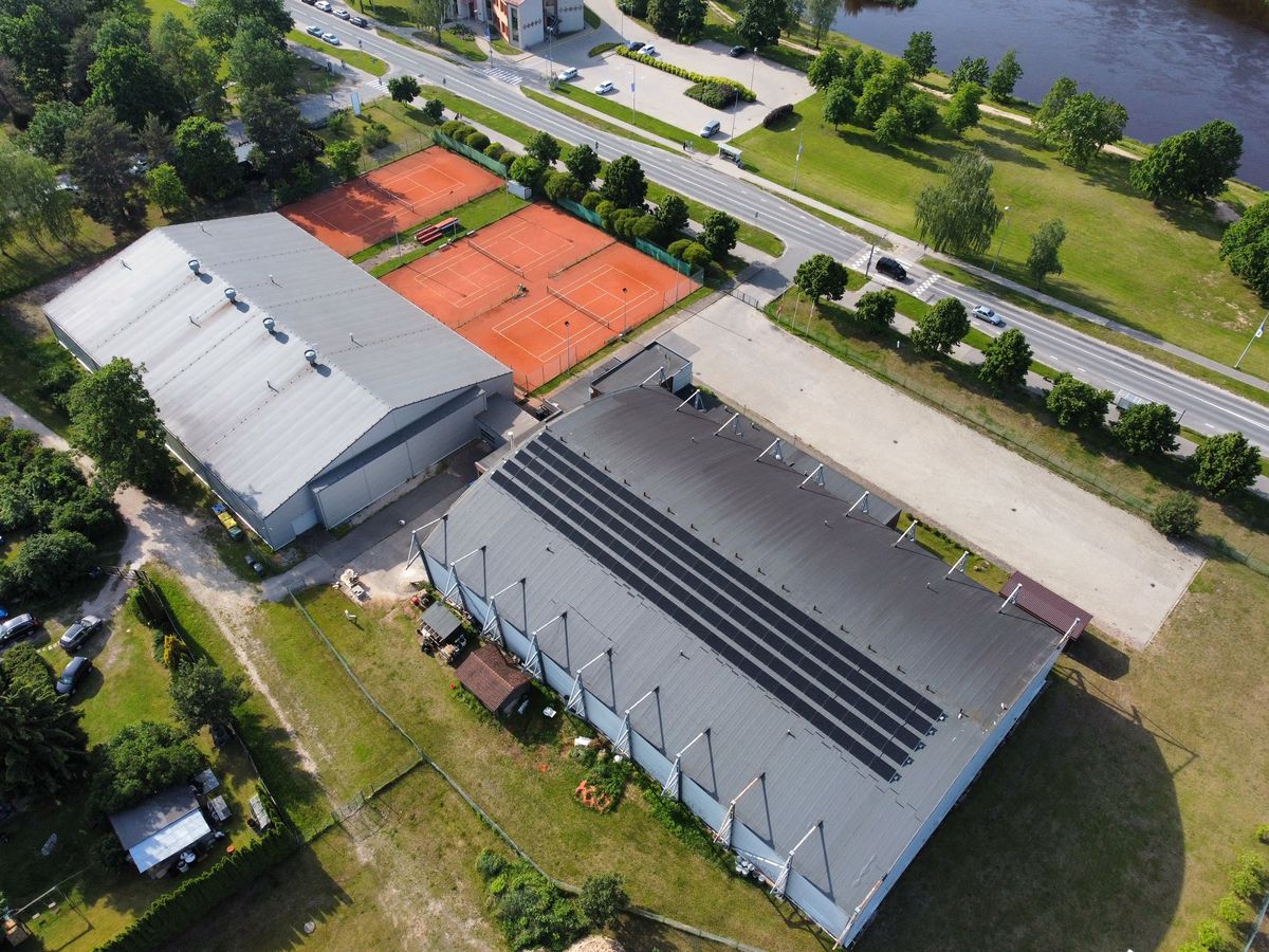 Saules paneļi uz Ādažu tenisa centra jumta — 62,5 kW tīkla sistēma