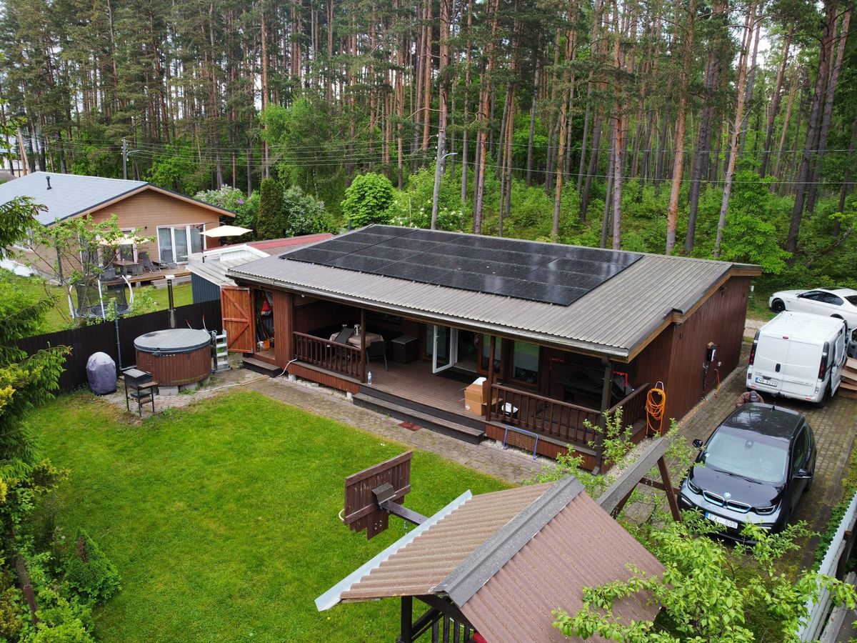 Saules paneļi uz privātmājas jumta Sužos — 10 kW hibrīdā sistēma