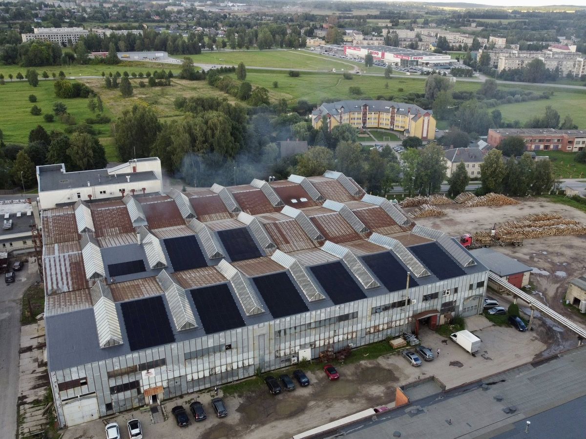 Saules paneļi uz ražotnes jumta Jēkabpilī — 150 kW tīkla sistēma