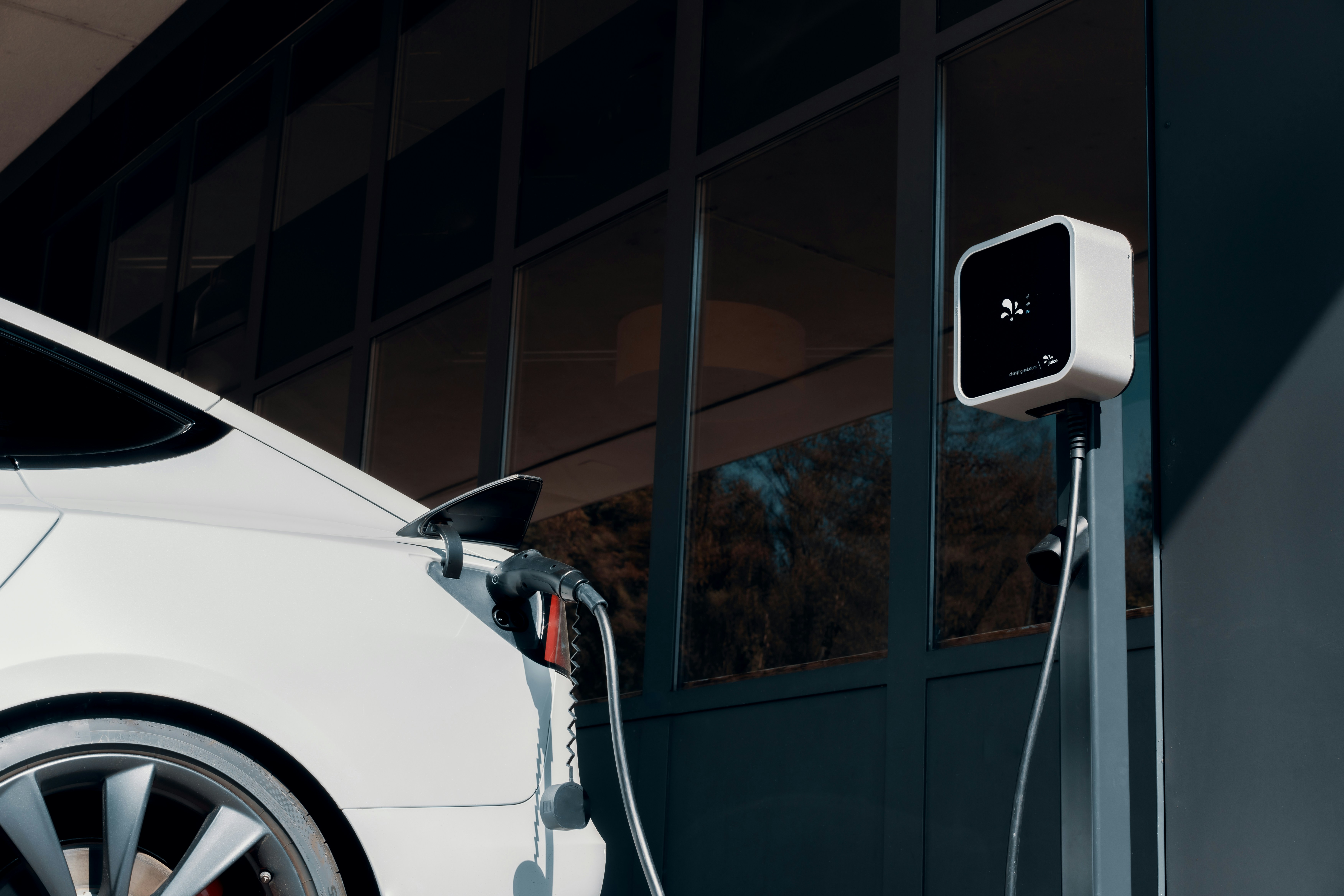 Elektroauto uzlādes stacija ar pieslēgtu automašīnu