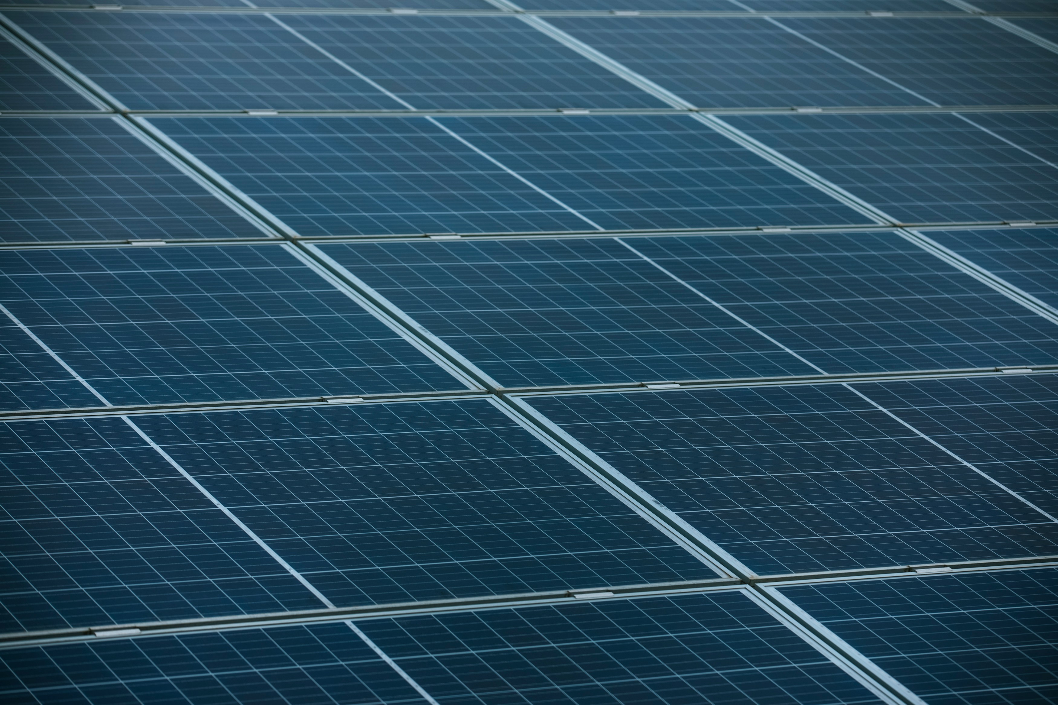 Saules paneļu rinda uz jumta — saules enerģijas risinājumi