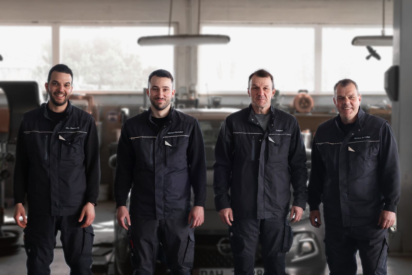 Das Team von KFZ-Service Schiebel in der Werkstatt in Röhrmoos