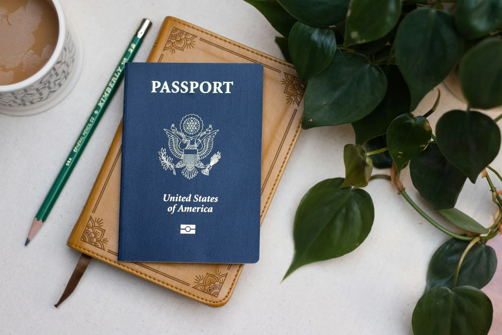 Masada Amerikan pasaportu, defter ve kalem; Amerika içinden statü ayarlama başvurusu