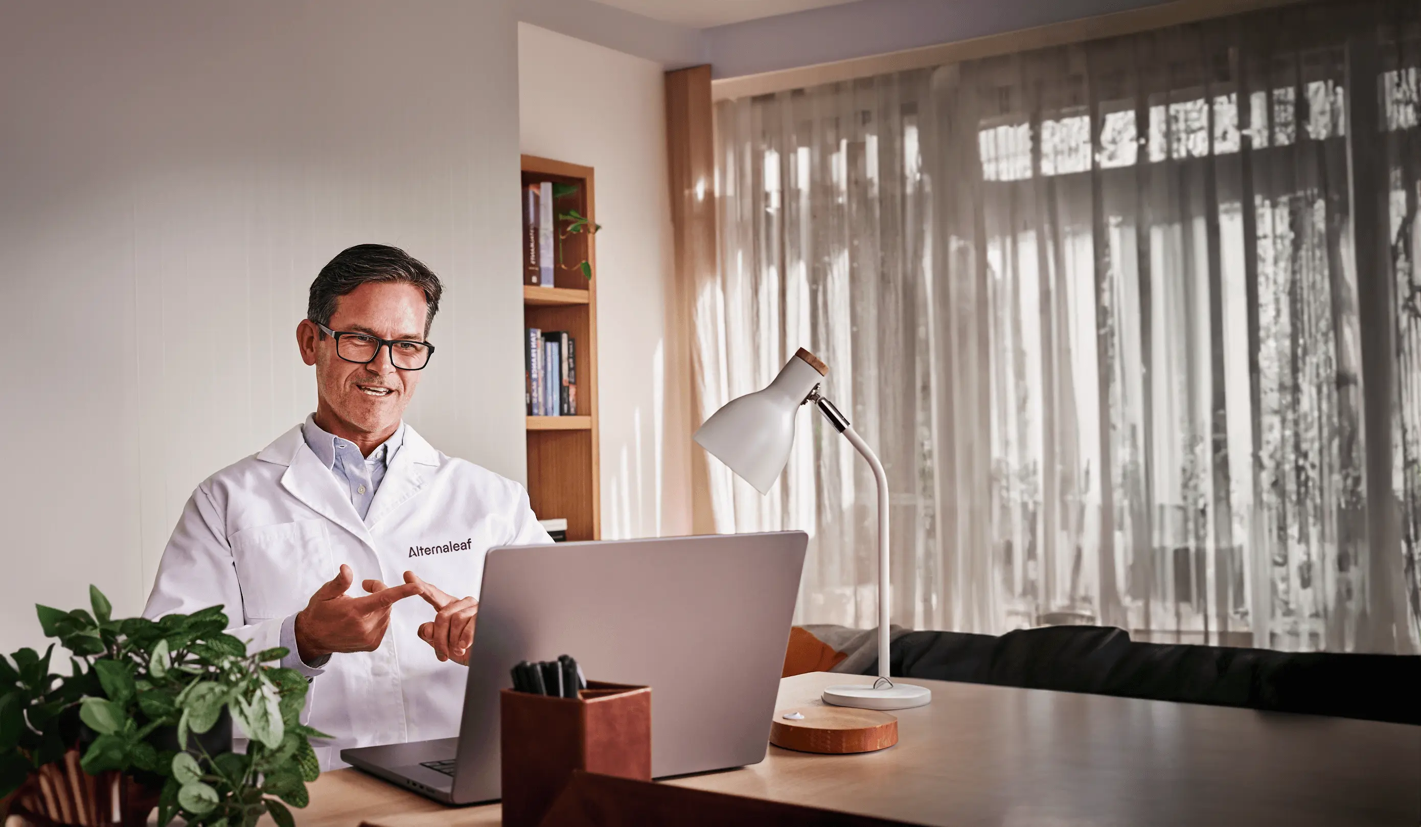 Alternaleaf doctor talking to a patient online