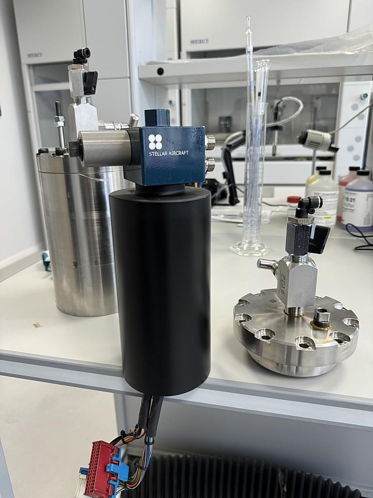 Stellar solid-state hydrogen cartridge prototype in the laboratory
