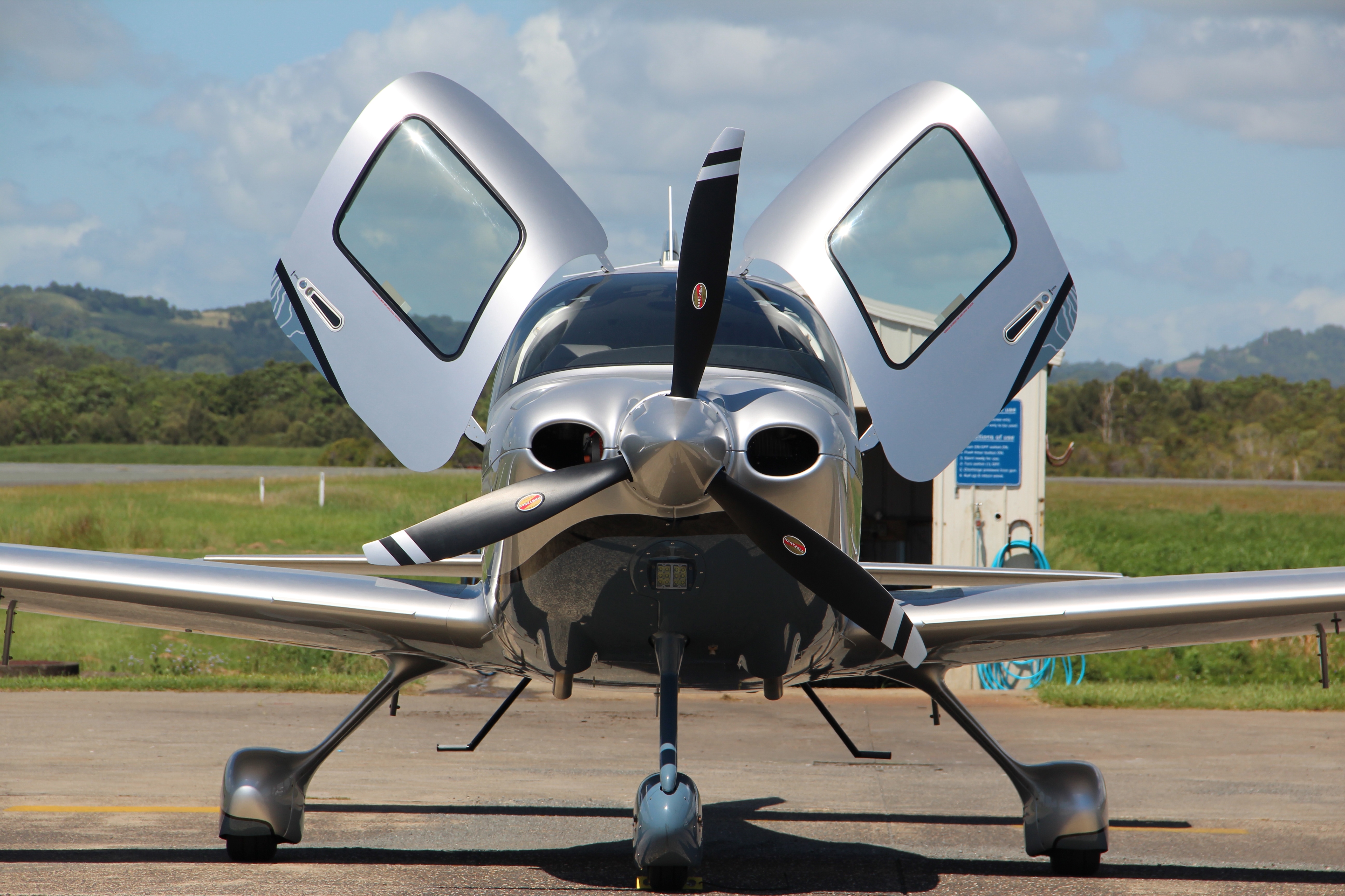 2021 Cirrus SR22 G6 Australis, front three-quarter exterior view