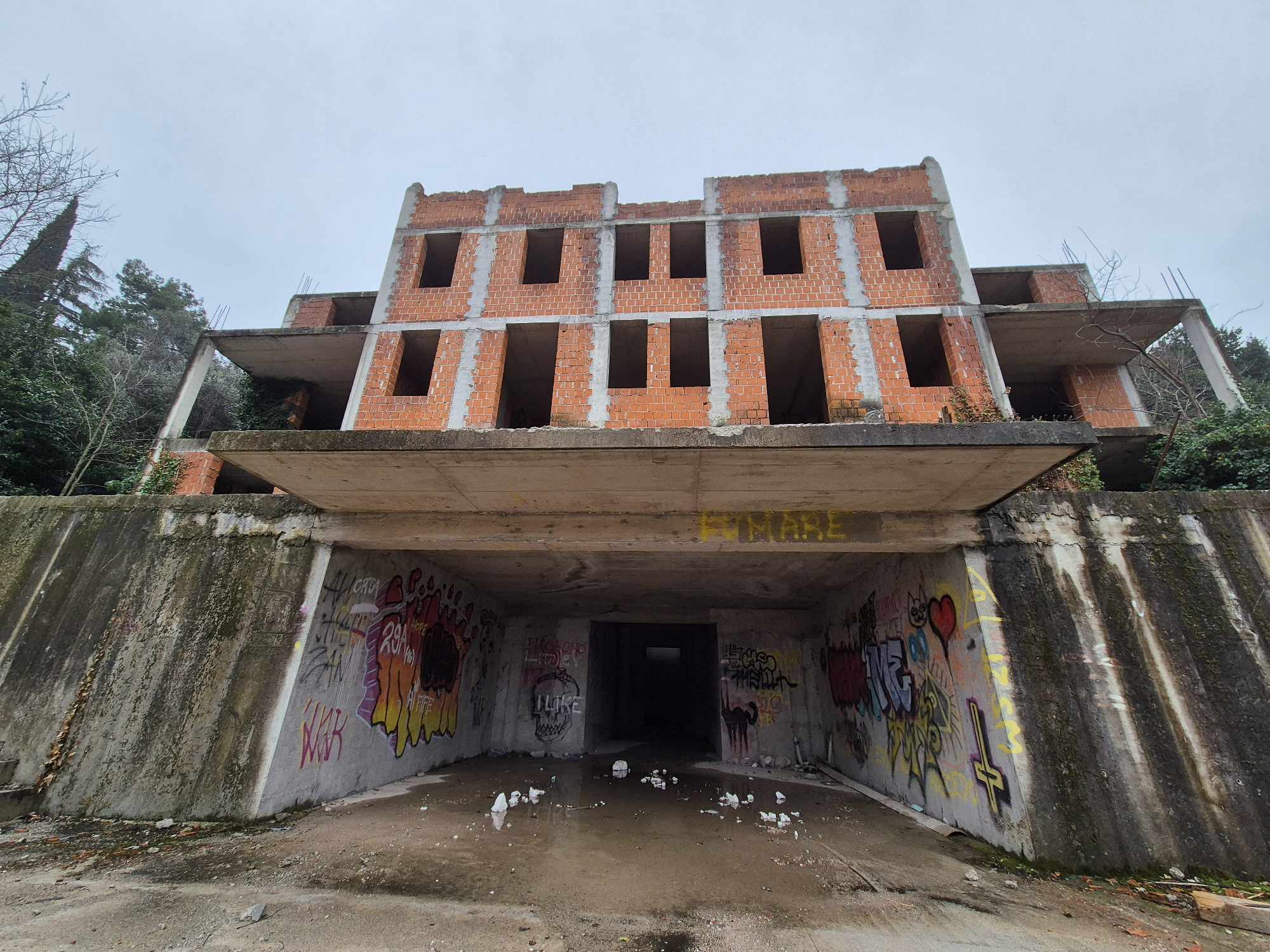 Propadajoči objekt nekdanjega gradbenega tajkuna bodo prodajali 19. marca na dražbi v Celju. Foto: Uredništvo