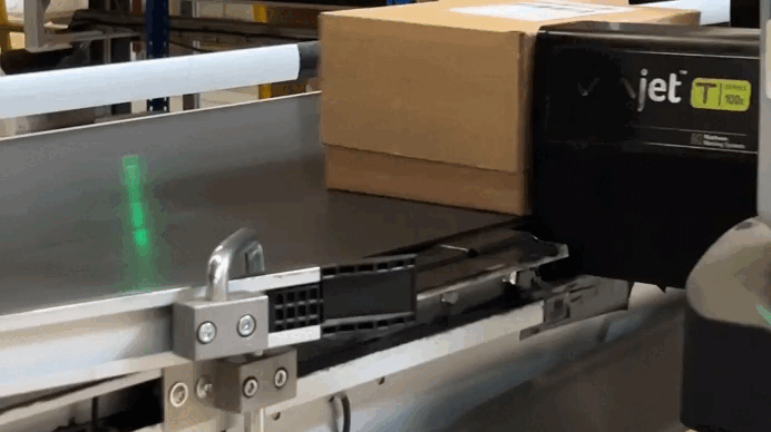 PPWR QR-Code auf Versandverpackung von Packstack