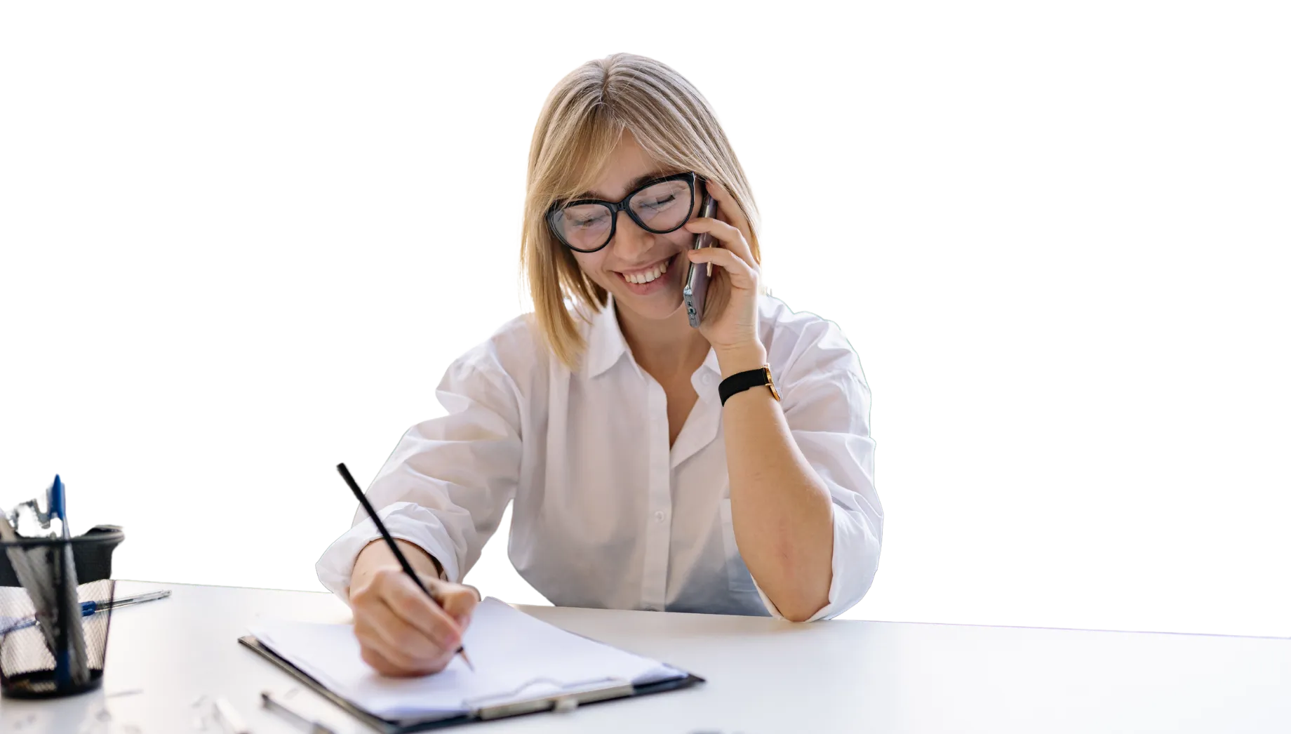 Junge Frau telefoniert und notiert Informationen am Schreibtisch – Symbolbild für digitale Kanzleikommunikation.