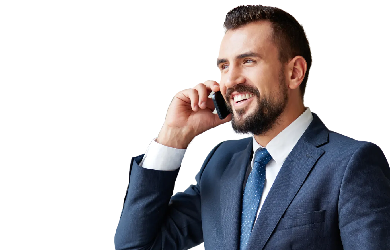 Professioneller Steuerberater telefoniert mit Taxcall-Lösung.