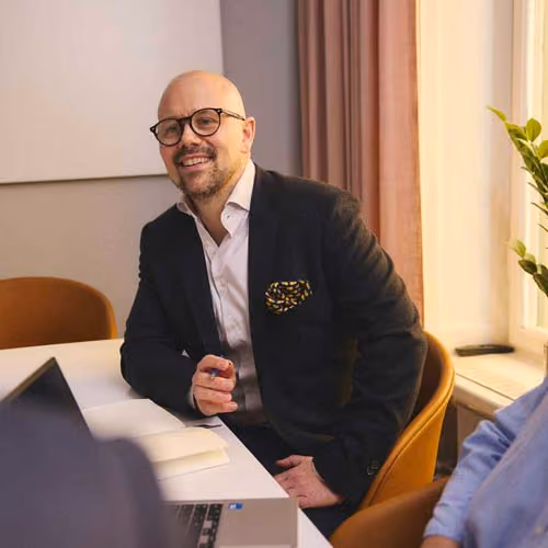 Patrik i mötesrum