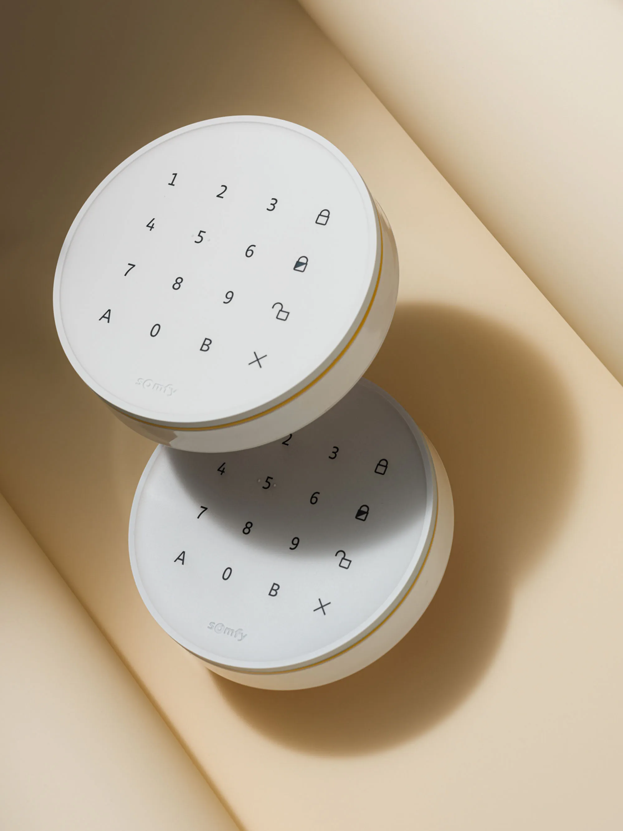photo still life packshot alarme somfy clavier en lévitation sur fond jaune