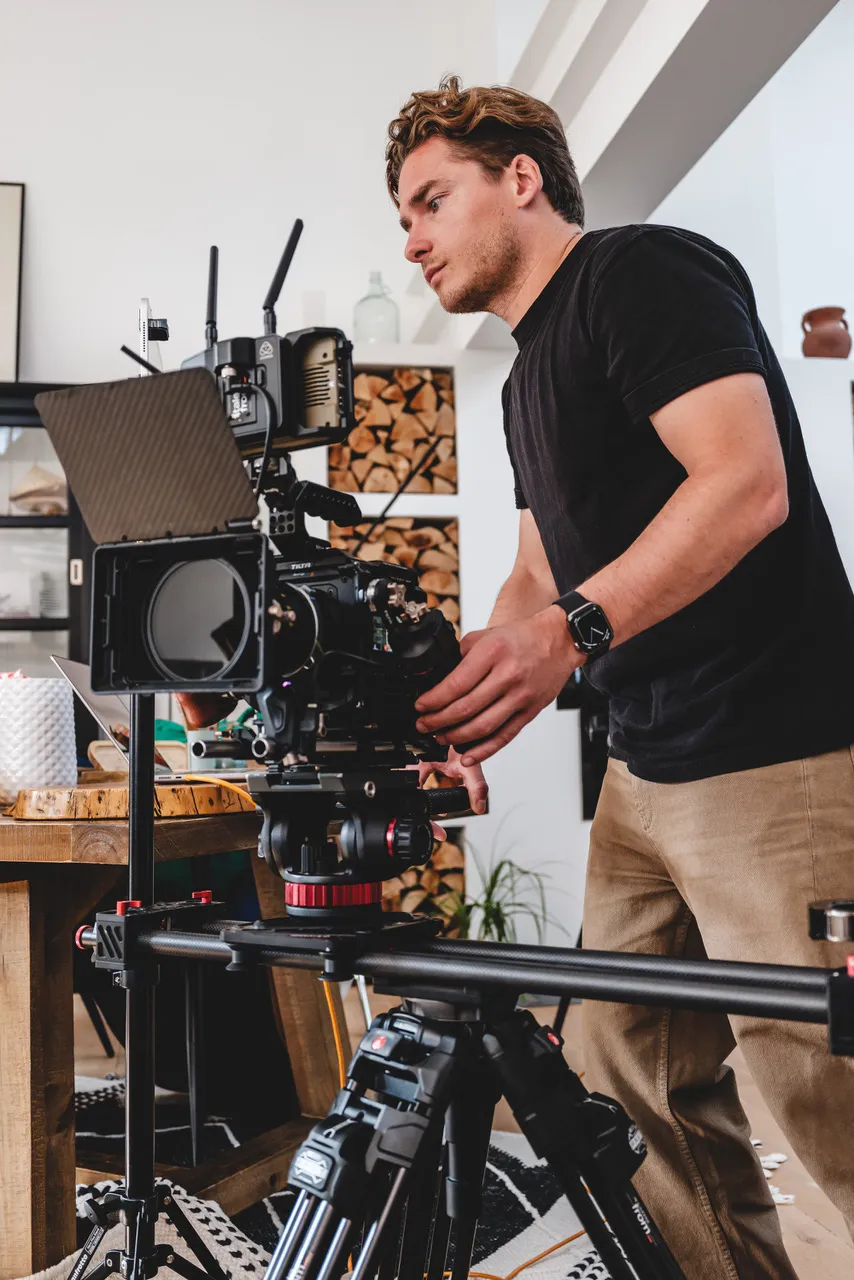 matthieu michel realisateur chef-opérateur et confondateur de airo studio en tournage 