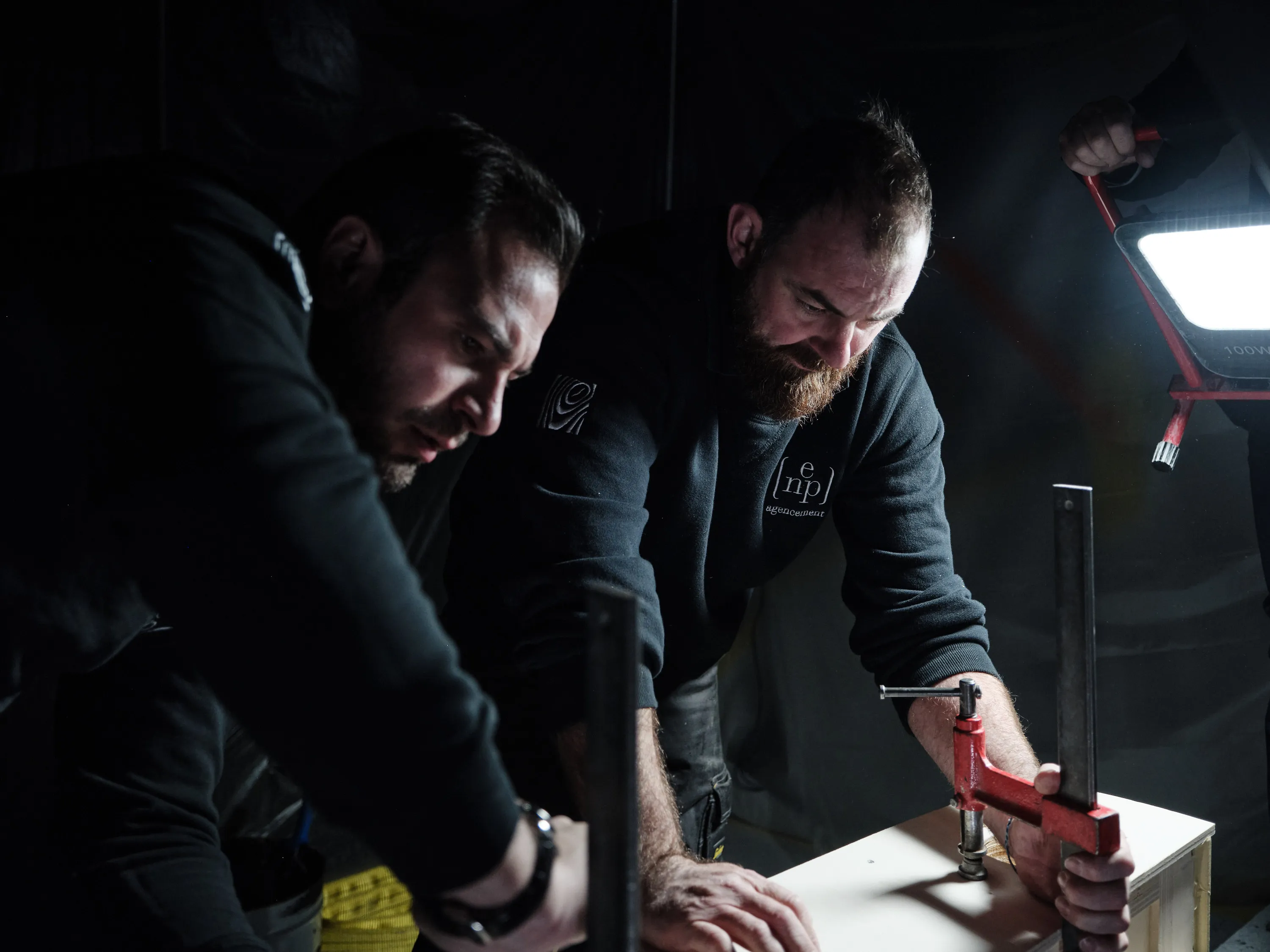 photo de deux hommes enp agencement travaillant en collaboration sur un projet