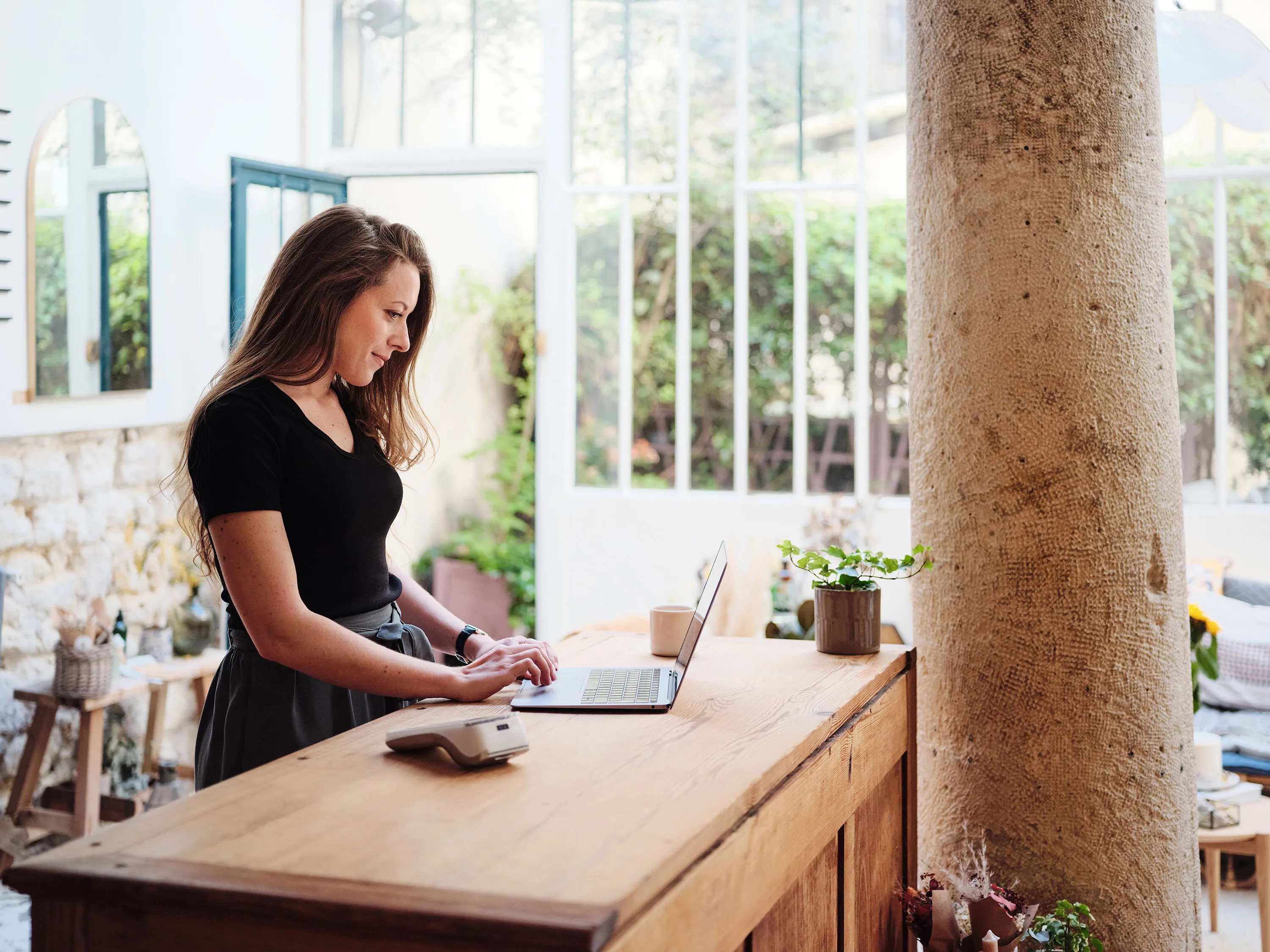 photo lifestyle illustrant l'utilisation de payplug avec une vendeuse