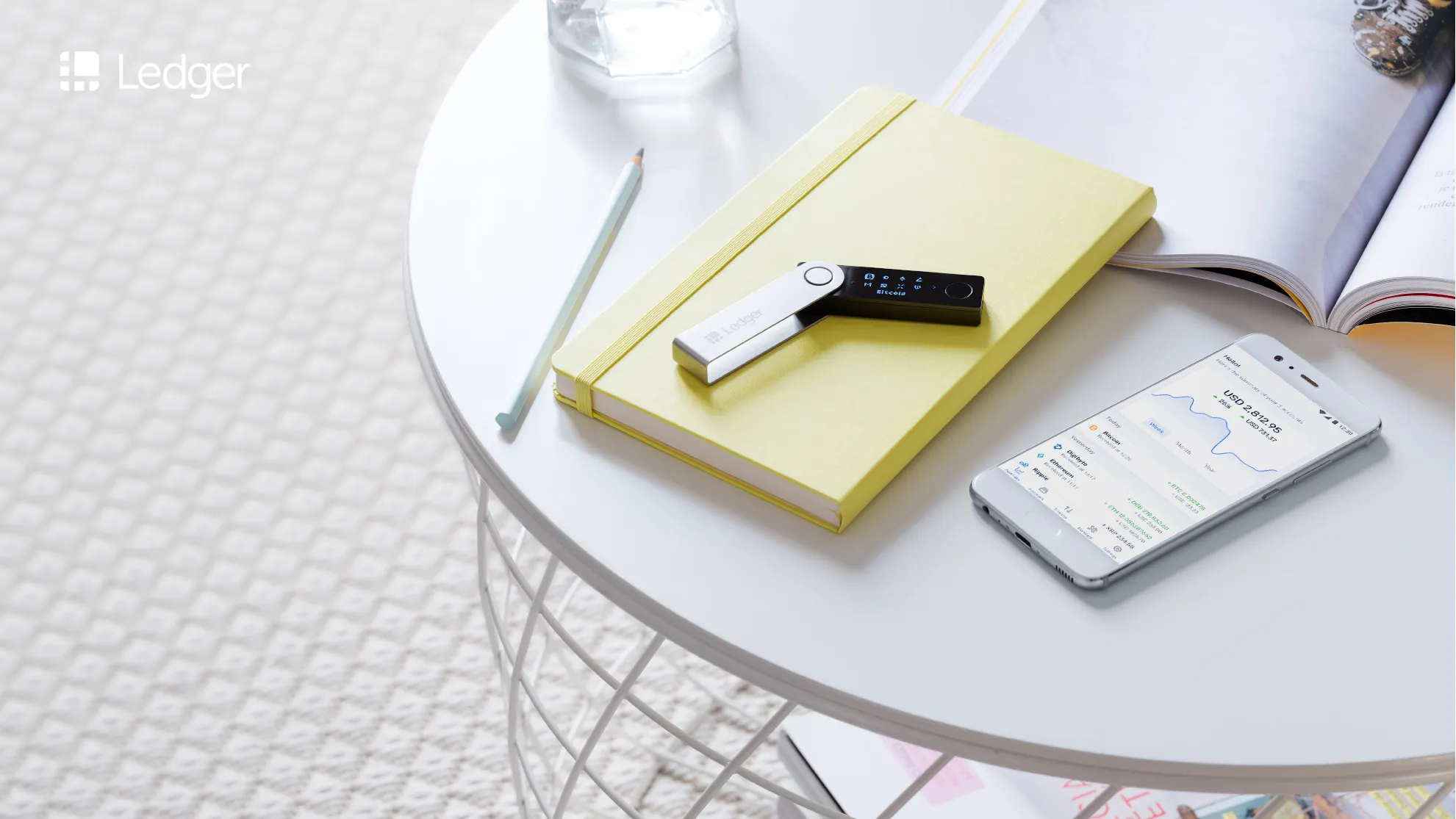 photo lifestyle d'un ledger nano posé sur une table basse