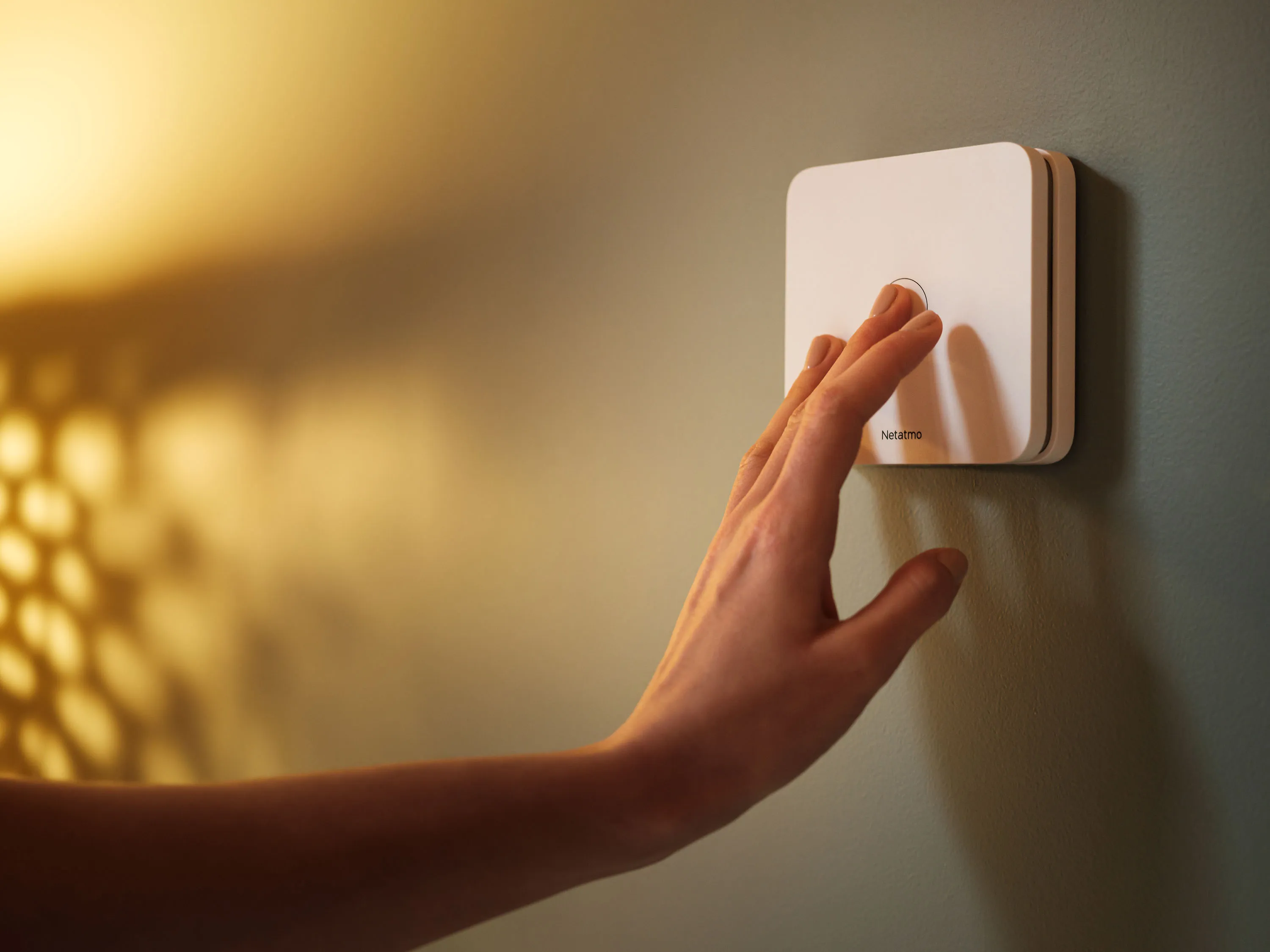 lifestyle netatmo nco detecteur co monoxyde de carbone close up main