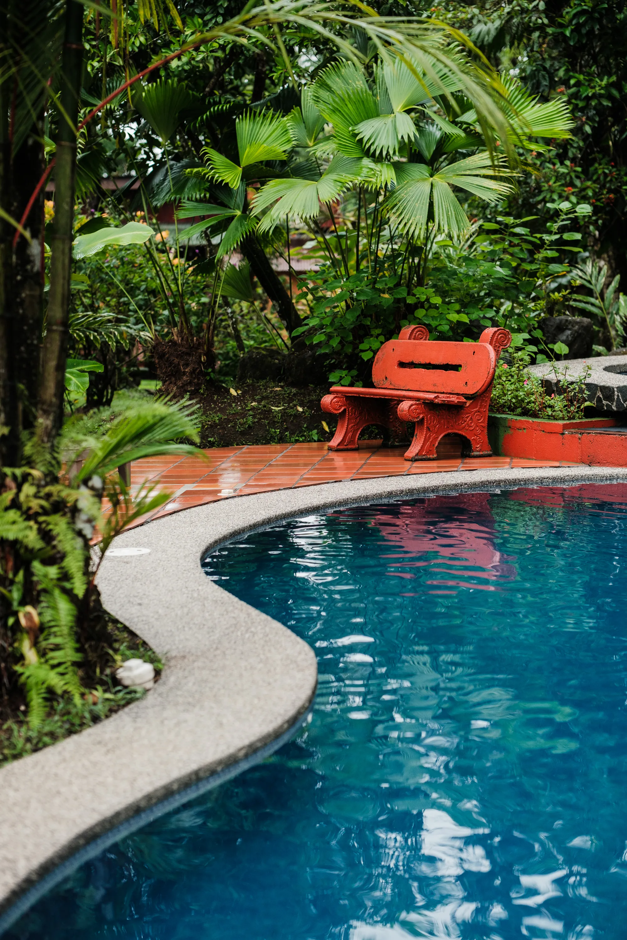 editorial voyage costa rica piscine ambiance banc rouge