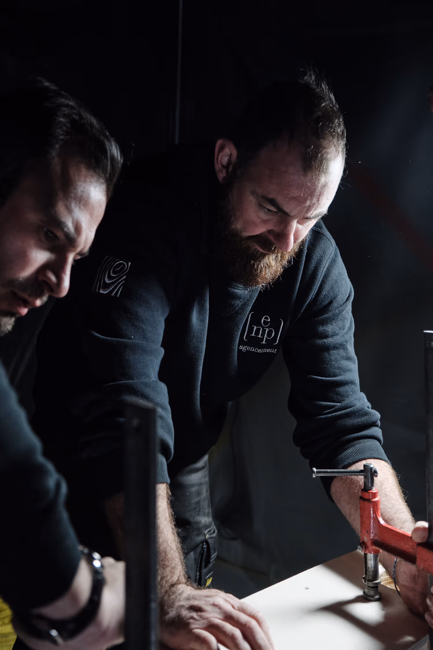 photo de deux ouvriers enp agencement travaillant en collaboration sur un projet