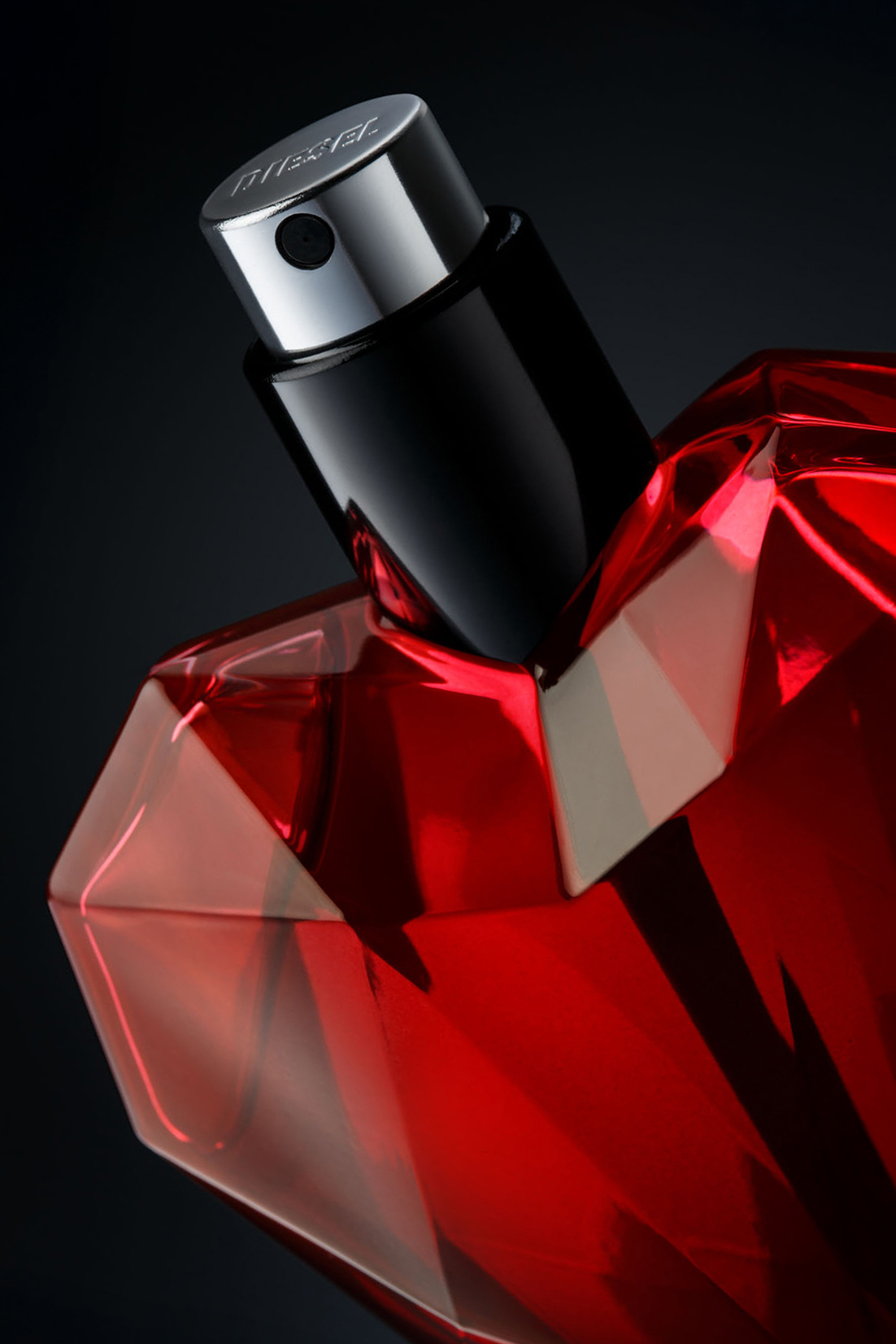 packshot sur fond noir du flacon de parfum loverdose de diesel