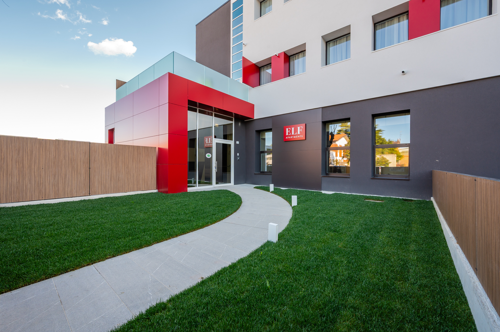 Ingresso accogliente e moderno al B&B Elf Apartments di Imola, progettato per offrire un primo impatto positivo e una comoda accoglienza ai nostri ospiti.