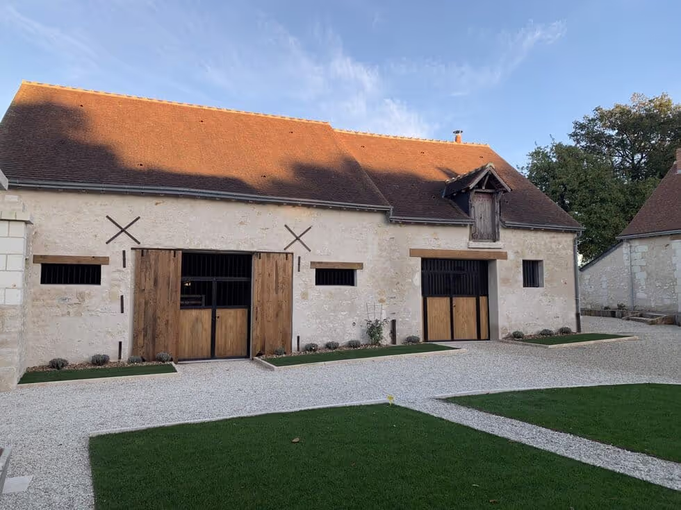 Vue du gîte du Grand Breuil - Les écuries transformées en chambres de luxe