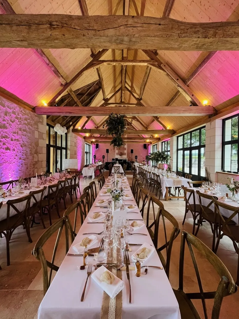 Décoration personnalisée de la salle de réception pour célébrer un mariage