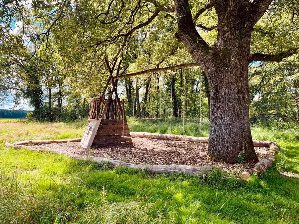 Espace de jeux extérieurs pour les enfants - gîte avec 24 couchages à 2h de Paris